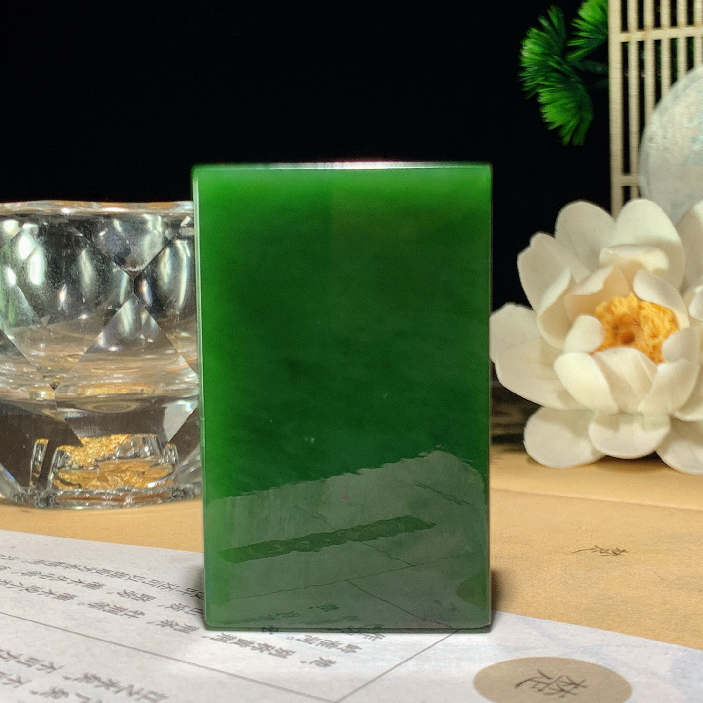 和田玉红皮料阳绿俄罗斯碧玉连年有余鱼牌子挂件。尺寸52/32/11重45克 玉质细腻油润。手推出油。佩戴高端典雅。lt260428