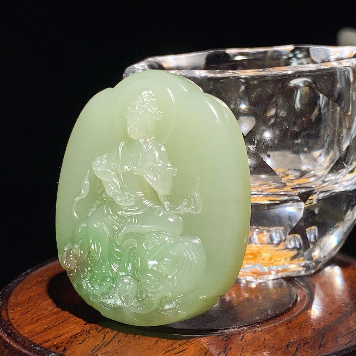 和田玉白玉青海翠翠青普贤菩萨牌子挂件。尺寸50/43/12.5重47克 无裂无杂 玉质细腻油润 底色