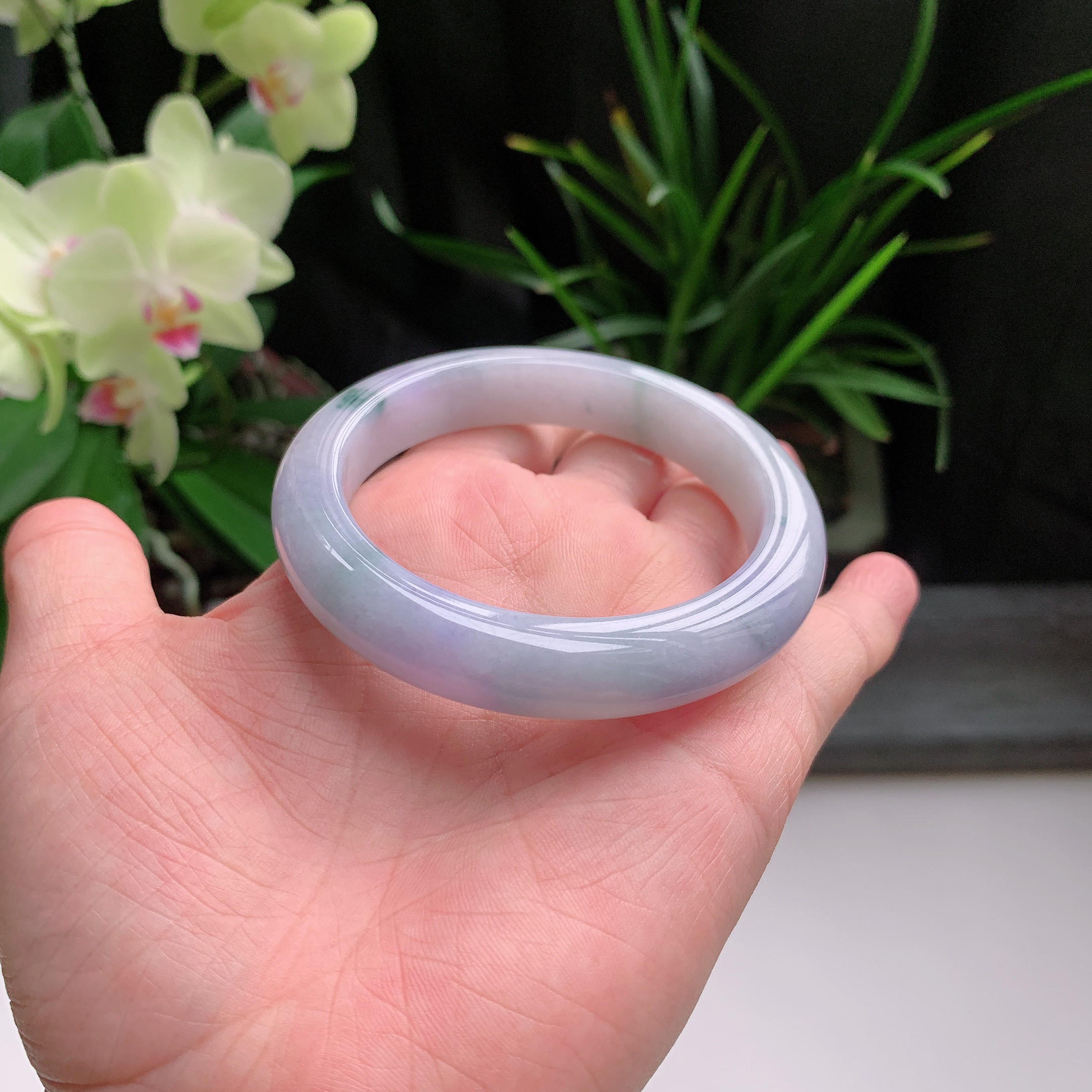 正圈56圈口，天然A货翡翠冰糯种水润淡紫飘绿玉手镯，水润秀丽，飘花灵动，种水十足，视觉甜美可人，恰到好处的美，十分高雅耐看，条形优美，上手优雅大方。62.01