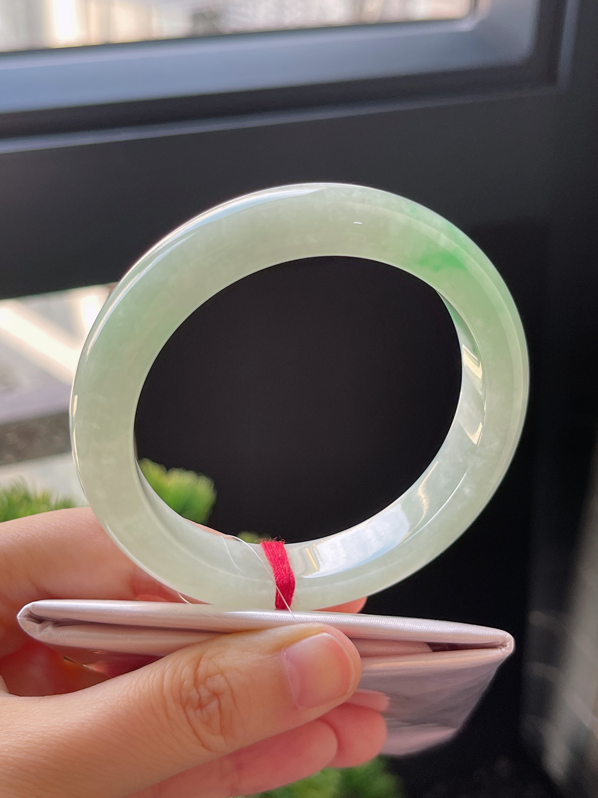 正圈56.5圈口，翡翠冰糯种飘绿手镯