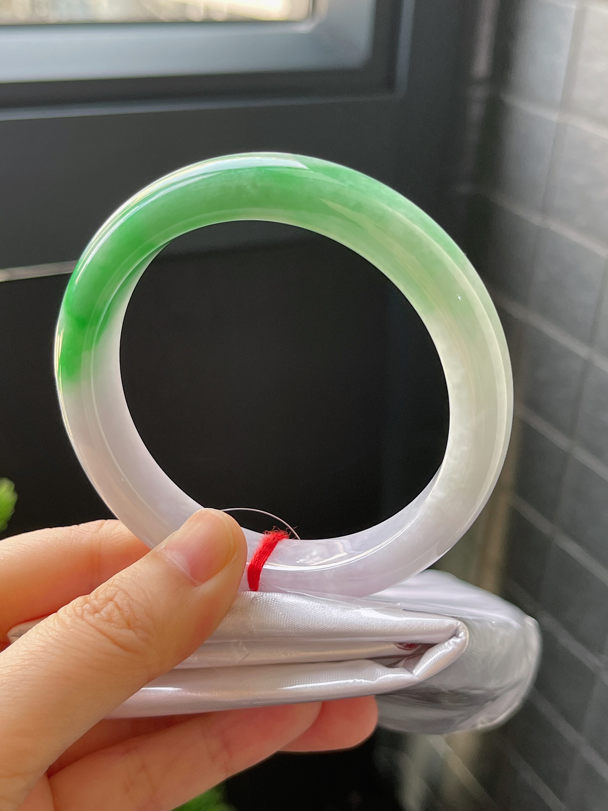 正圈57圈口，翡翠糯化种飘绿手镯