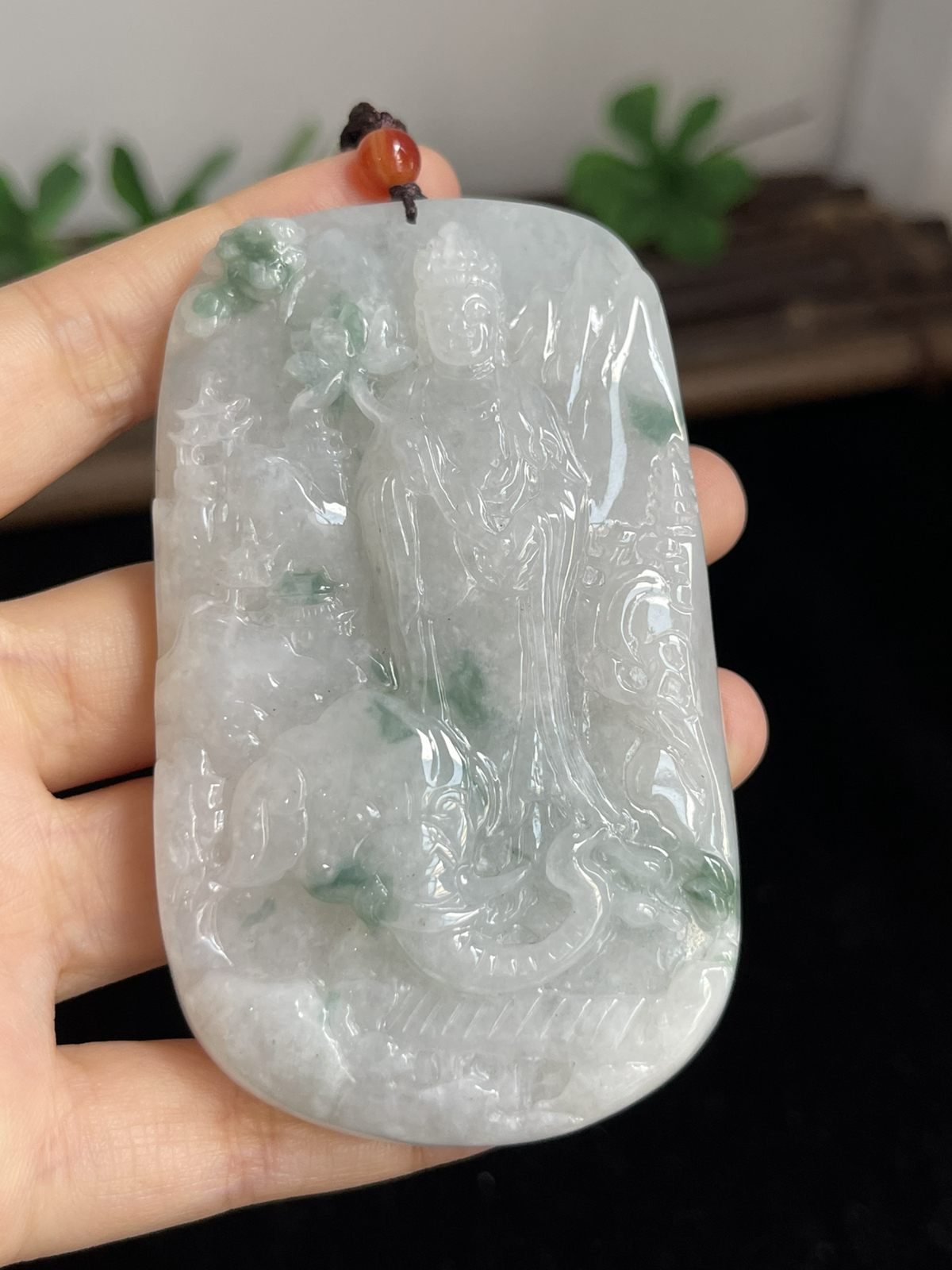 翡翠糯化种飘绿吊坠，配珠未测