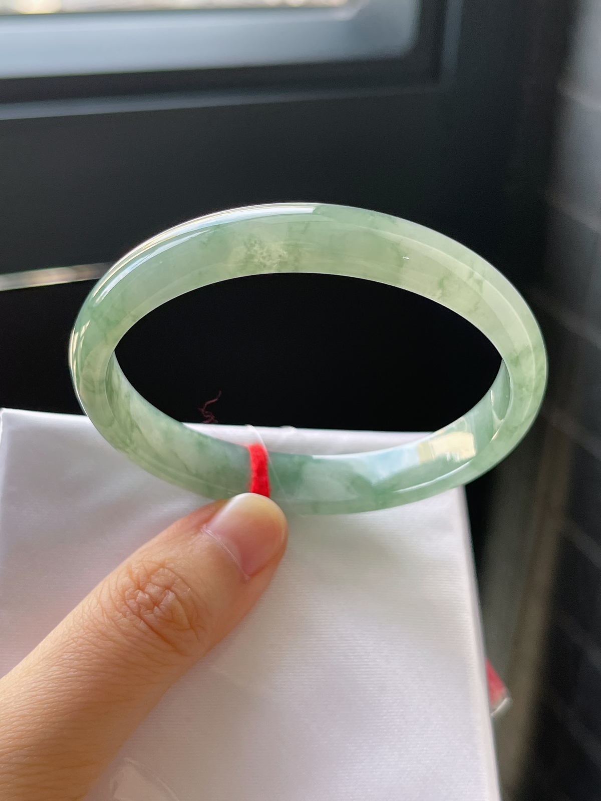 贵妃镯55.4圈口，翡翠冰糯种飘绿手镯