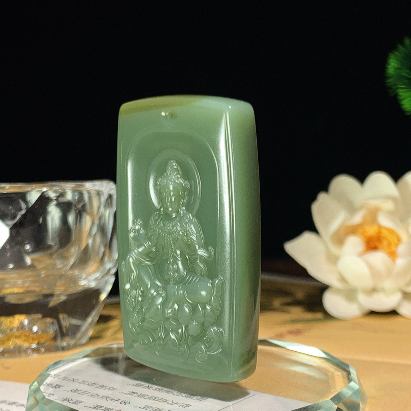 新疆和田玉沙枣青坐莲观音牌子挂件。尺寸55/34/10重43克 玉质细腻油润。手推出油。佩戴高端典雅