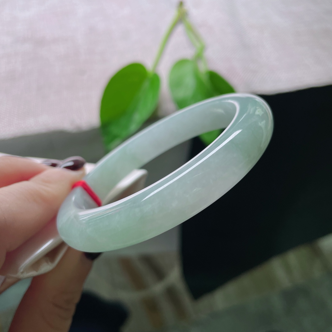 56.7/10.8/8.4，浅绿色底正圈，清丽脱俗，如沐清风，质地温润细腻，皮纹，ss50892a