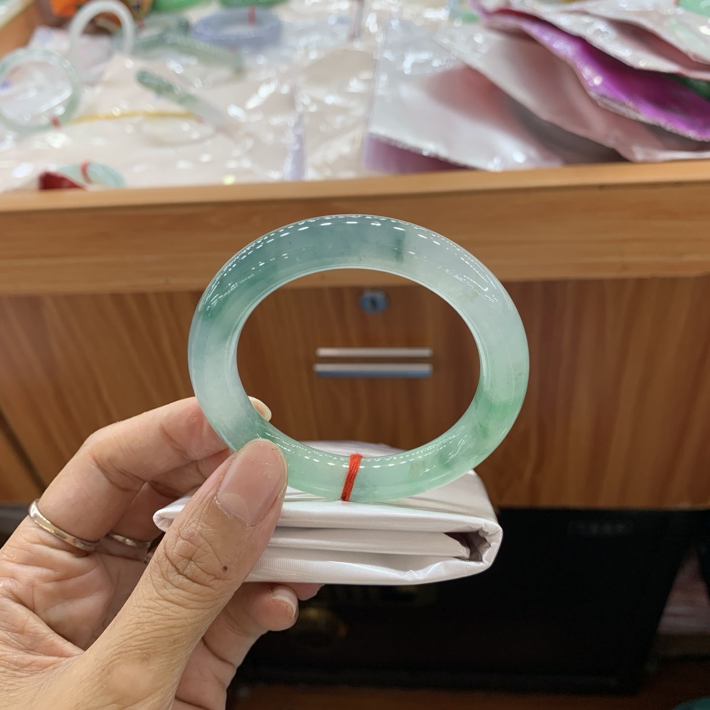 042730JM，冰飘花圆条翡翠手镯，51.5-10.1