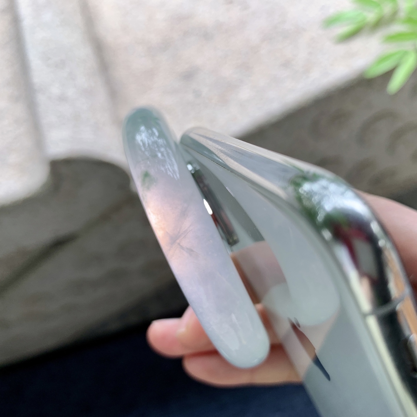 正圈54 55 圈口54.7/12/9.6 编码C5042942 描述冰飘绿花，水润，种老，细腻，打灯有棉絮线，无碍