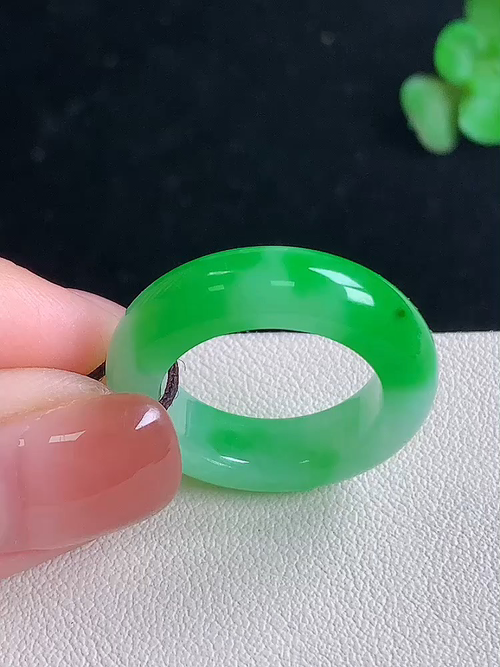  ，飘阳绿指环，无裂，尺寸16.3/6/4.2，12号，№;y26yh 25