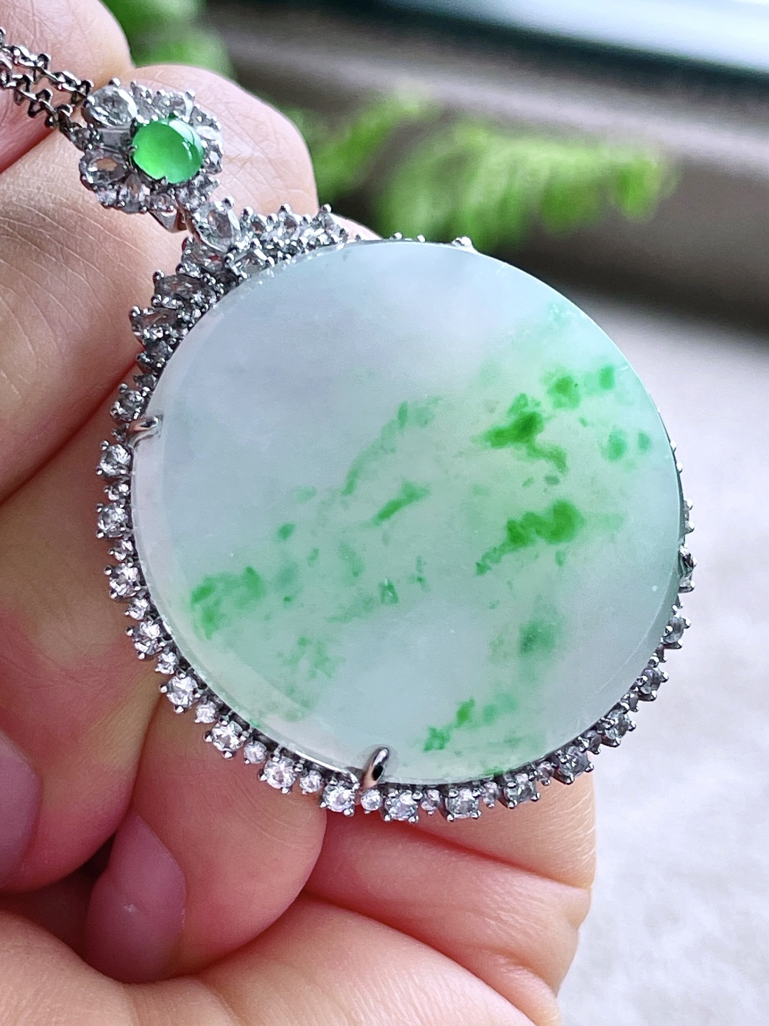 冰飘绿花无事牌吊坠，18k金镶嵌，无裂，性比高，飘花，裸石36.7/8.6，重量17.3克