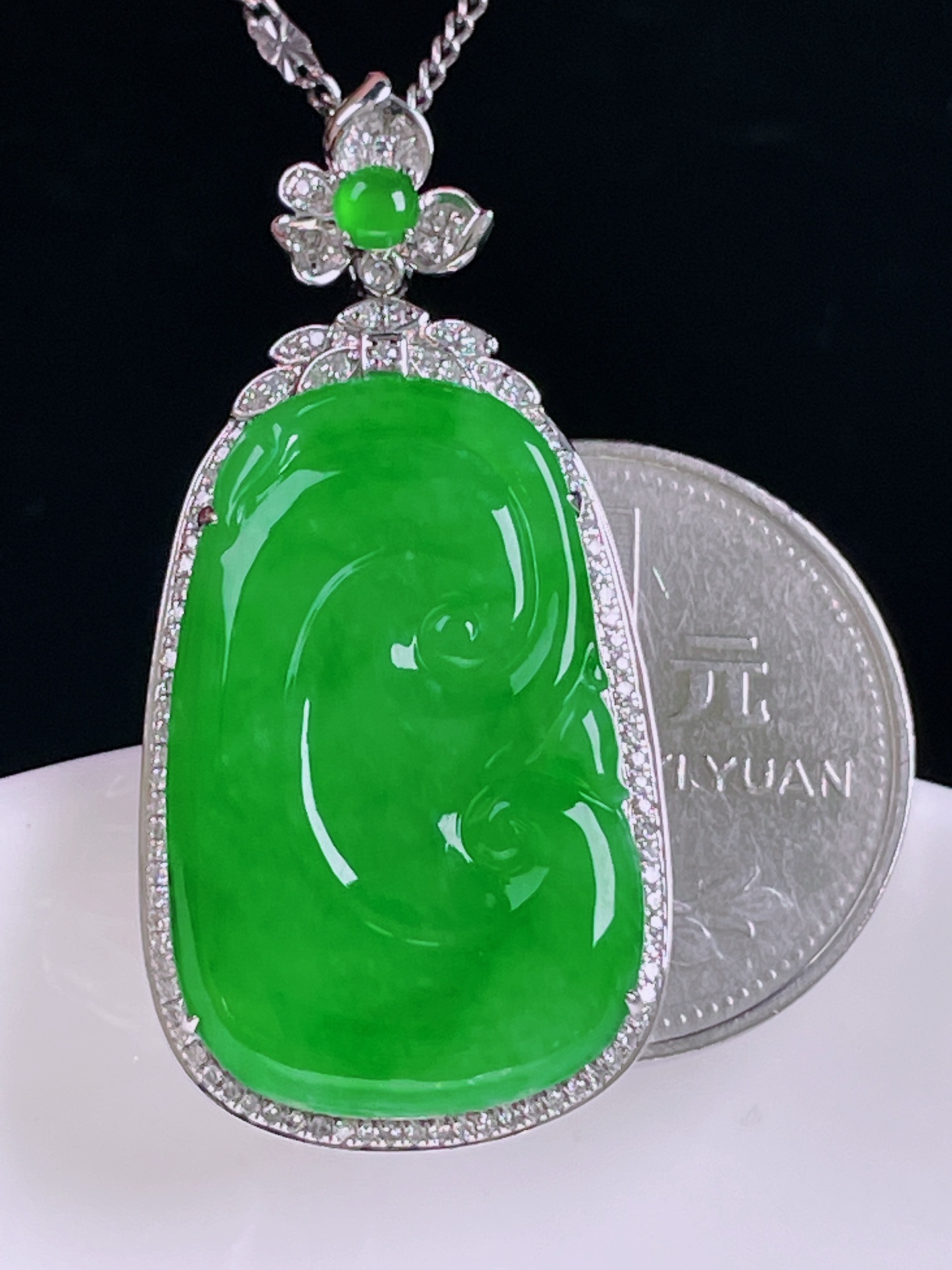 ️辣绿如意，老种起光，细底通透，尺寸：41.7/20.2/8，27.8/17.7mm0427