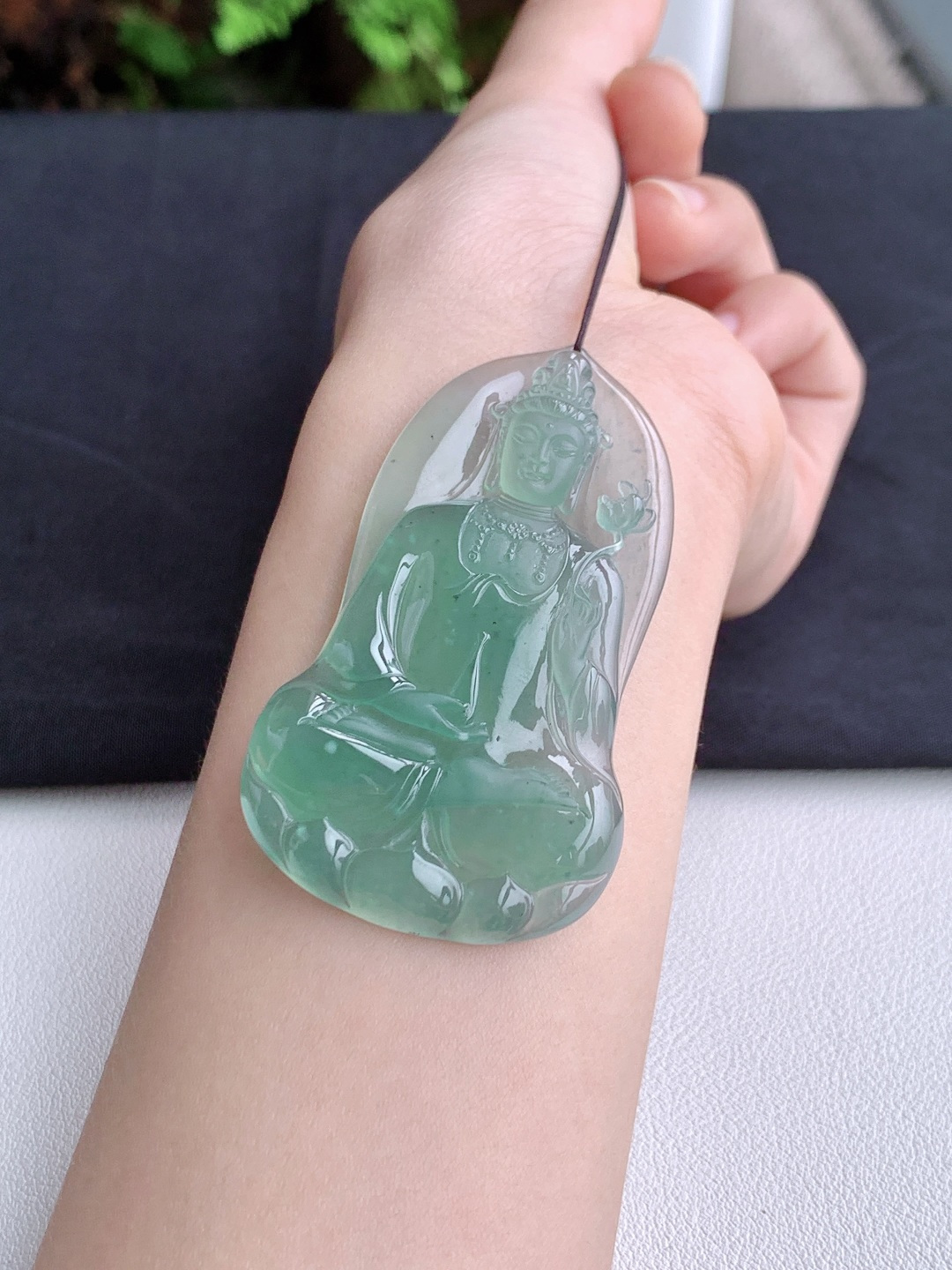 冰天空蓝大势至菩萨牌持莲观音牌吊坠，无裂，性比高，尺寸60/35.4/5.7，重量22.3克
