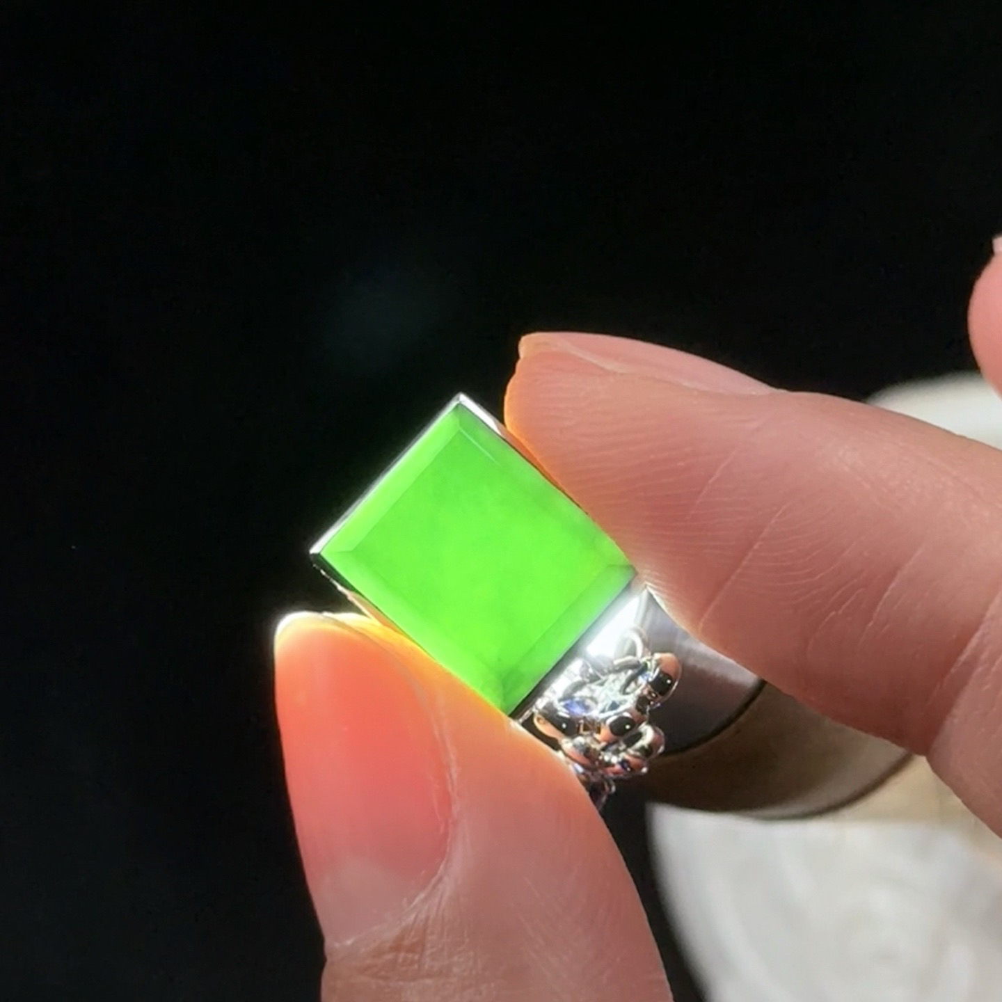 精品18k墨翠耳坠 种好色正 黑度极好 打灯通透 油性十足 尺寸12.3