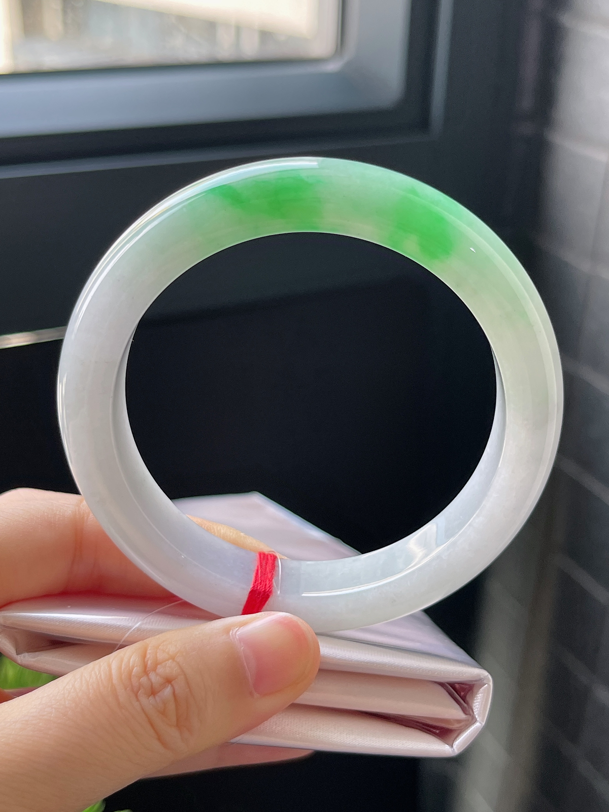 正圈57.9圈口，翡翠冰糯种飘绿手镯