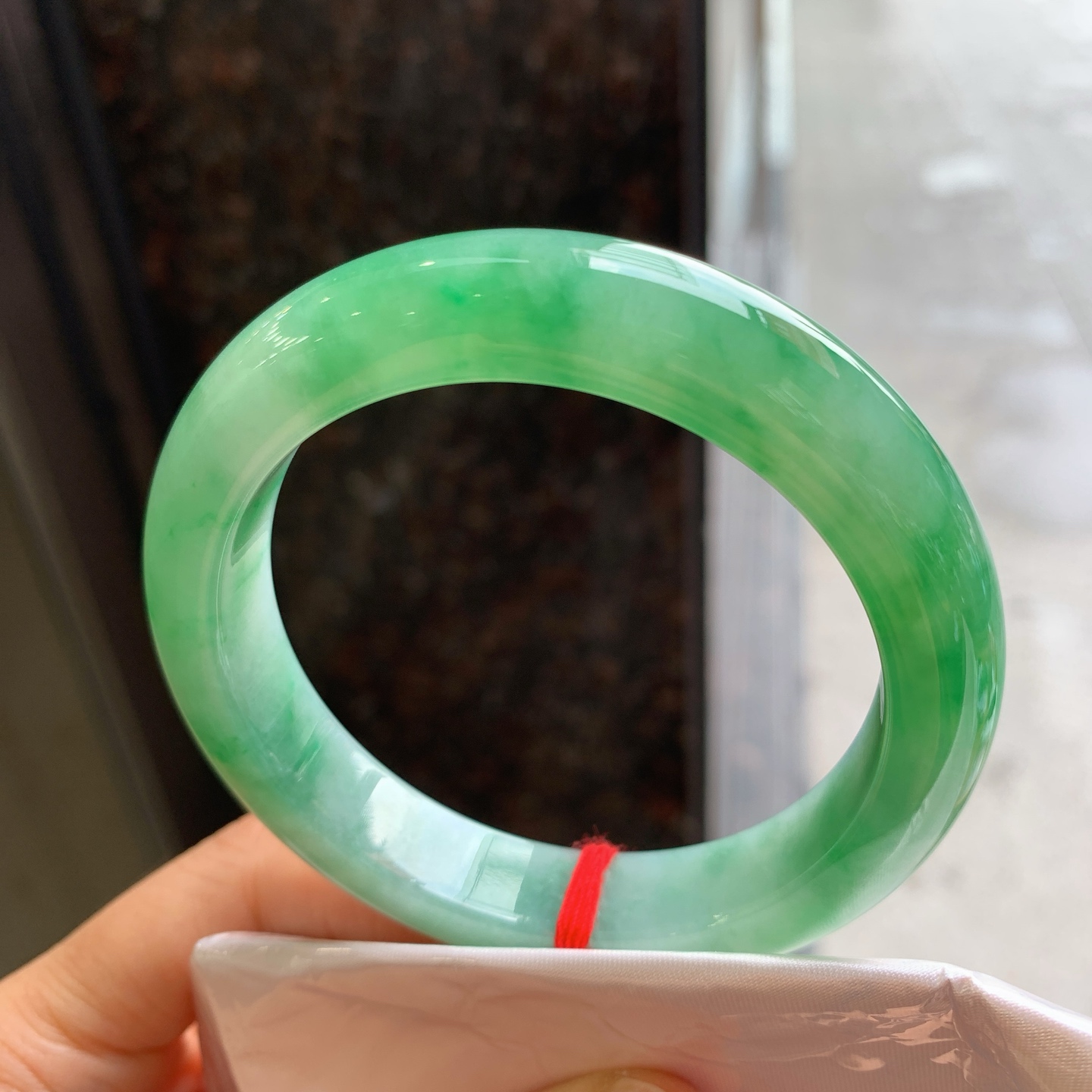 正圈飘绿，有纹，尺寸：58/12.3/9.3，色好