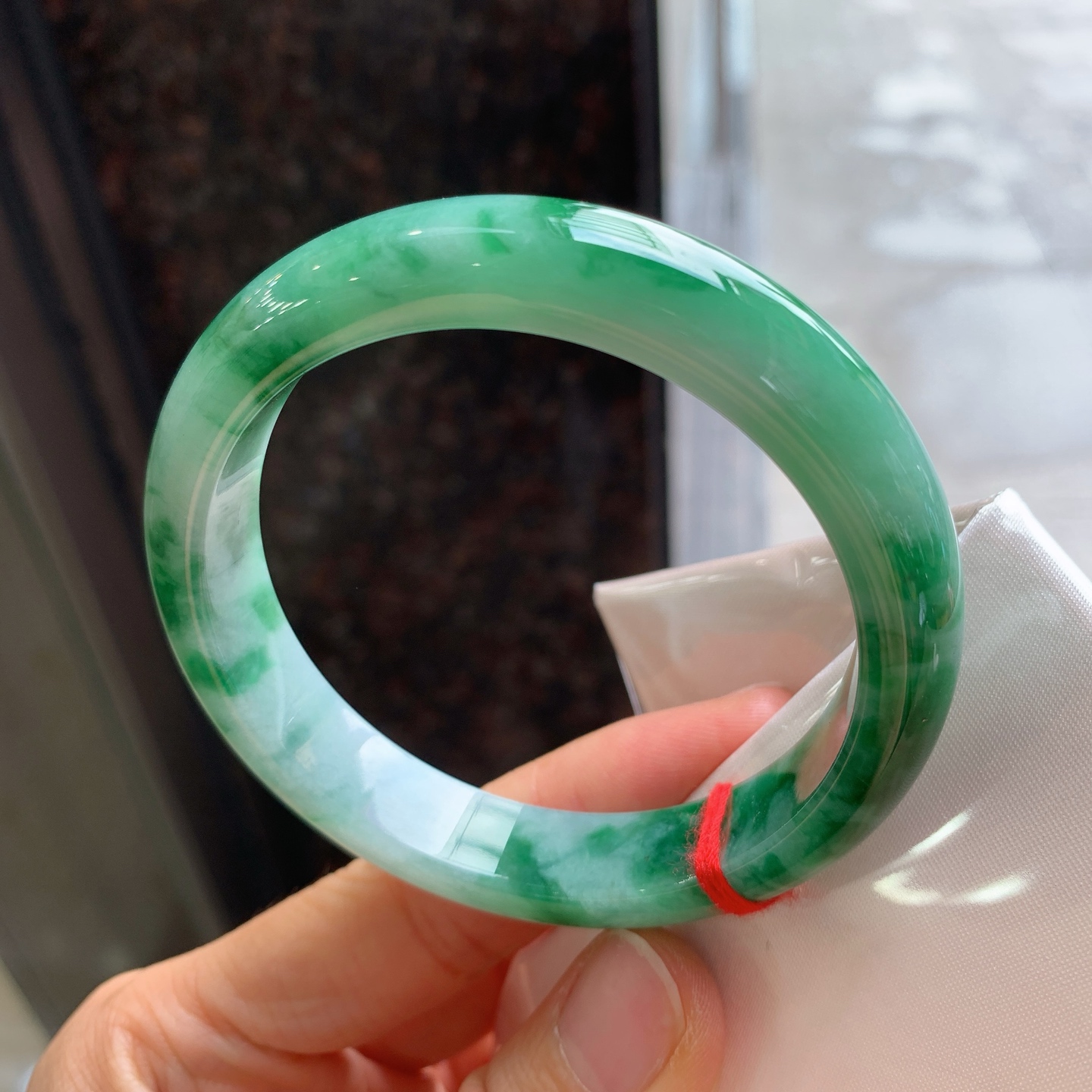 正圈飘绿，有纹、有裂，尺寸：59/12.7/8.1，大圈口