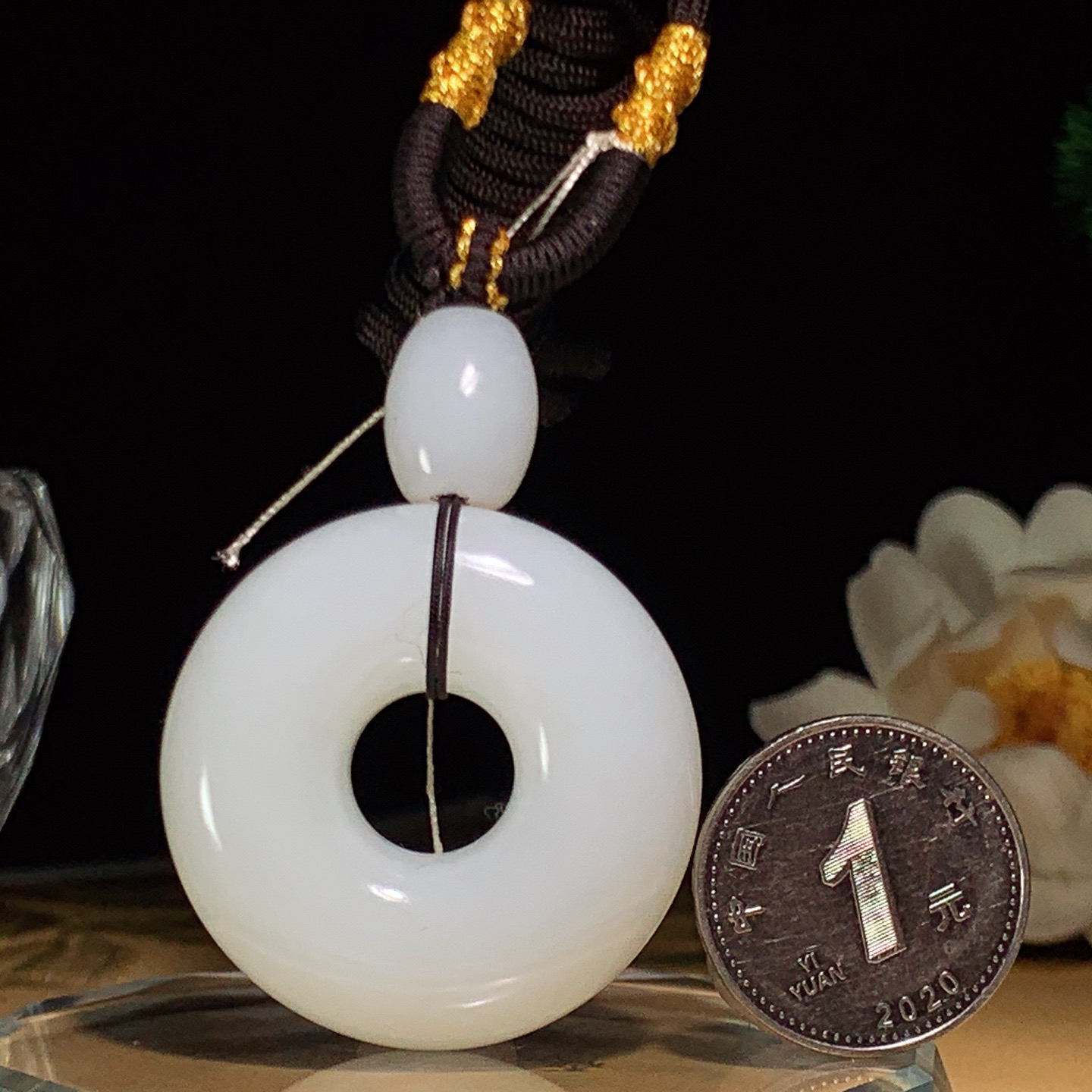 新疆和田玉羊脂白平安环怀古挂件。尺寸35/12重32.8克 玉质细腻油润。手推出油。佩戴高端典雅。lt260428