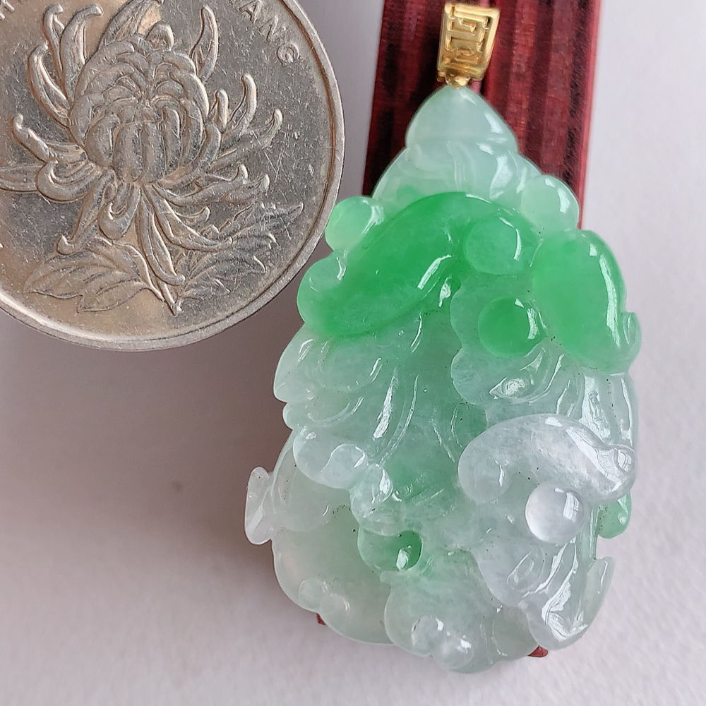 18k金扣冰润飘绿白菜吊坠  玉质细腻，巧雕白菜，叶脉纹理细密，饱和紧密;茎叶粗壮有力，白菜”音通“百财”，“玉”通“遇”，合起来就是“遇百财”之意，寄予事业生活中财源广进，一帆风顺 W03.27 尺寸：35-22-11mm