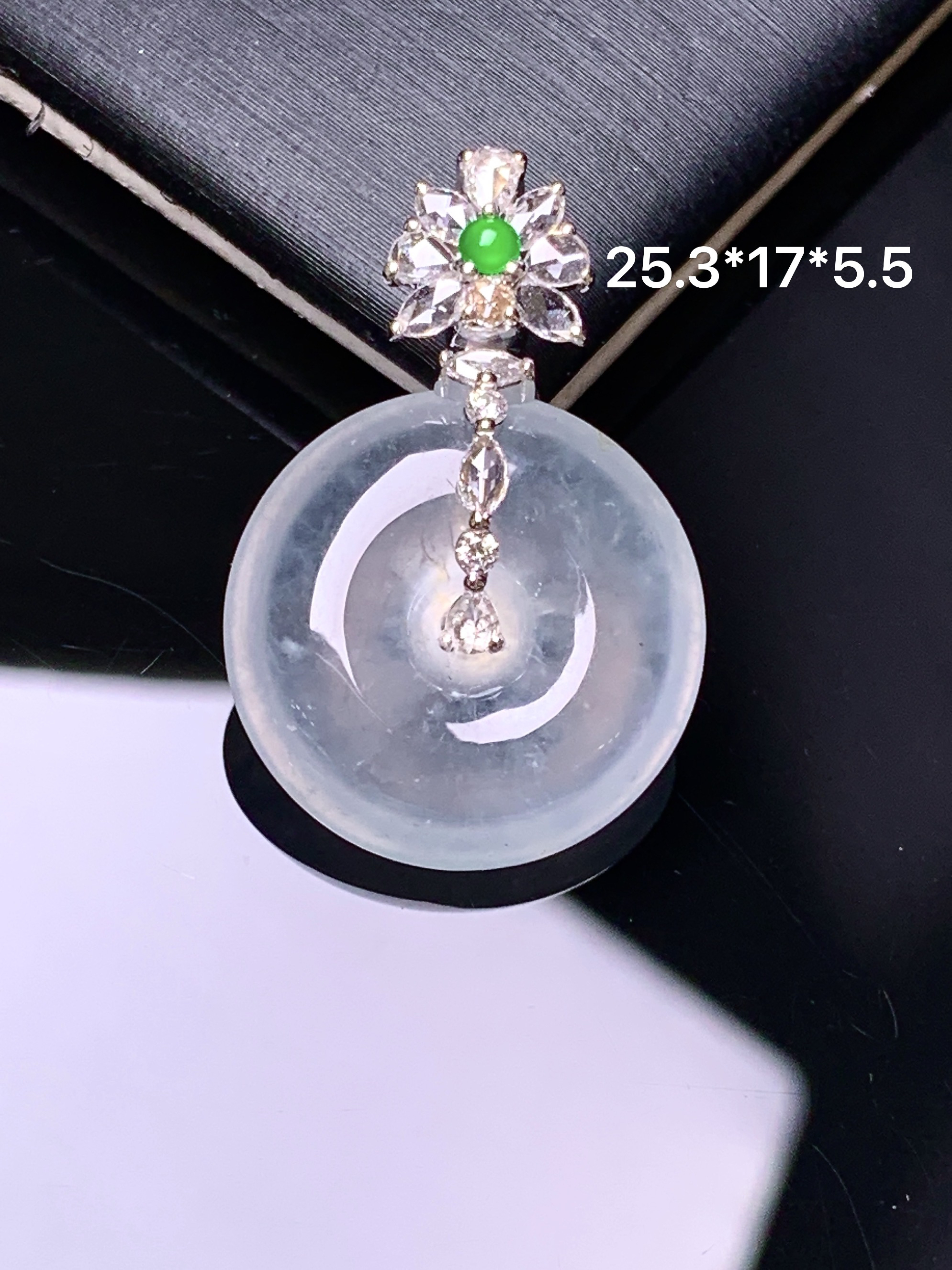 18k金钻镶嵌冰种平安扣吊坠 玉质细腻 色泽艳丽清新 水润亮眼 整体尺寸25.3*17*5.5b12