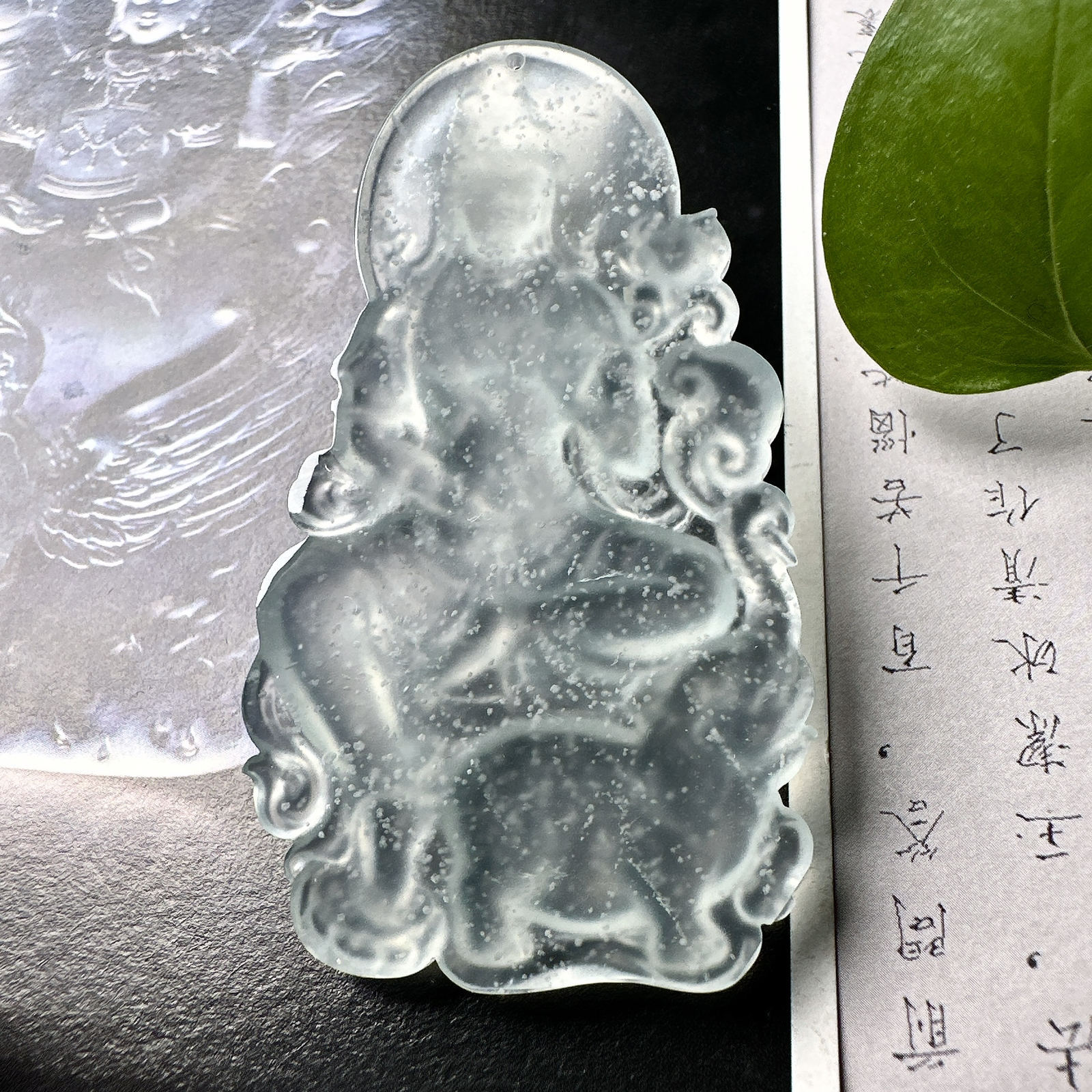 【玻璃种雪花棉普贤菩萨】木那老坑料，种老质地细腻，冰润纯净，光感好。雕工精美，是生肖龙、蛇的守护神