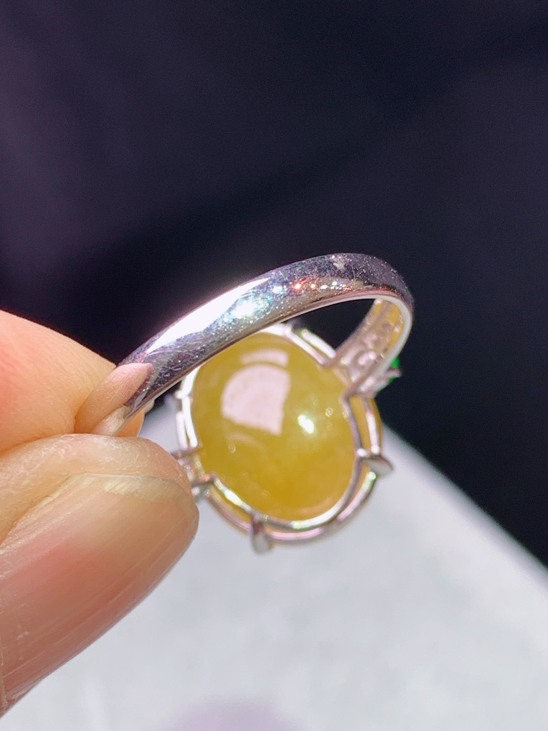 18k金钻镶嵌黄翡蛋面戒指 玉质细腻 色泽艳丽清新 水润亮眼 圈口14 裸石尺寸12.6*10.5*6b1