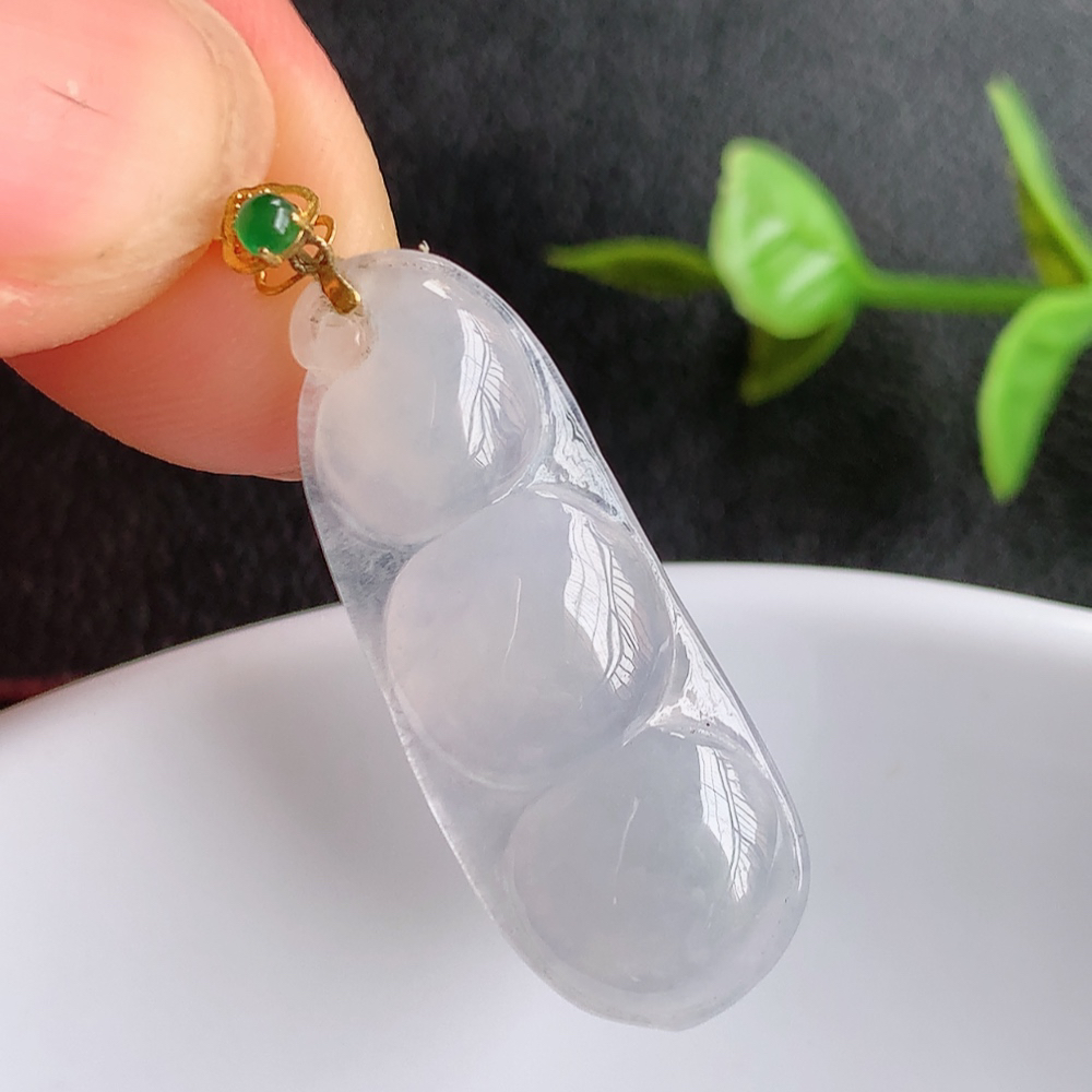 18k金扣冰润福豆翡翠挂件，老种飘花  冰清玉洁  胶感十足  寓意“四季平安，福气满满”颜色鲜艳，清新自然，饱满通透   W03.27  尺寸：30.3-11.8-3.8mm