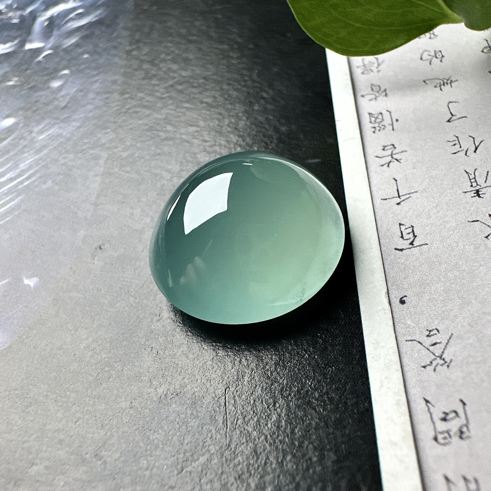 【冰种天空蓝蛋面裸石】质地非常细腻干净，冰润十足，种老冰透，收藏品质