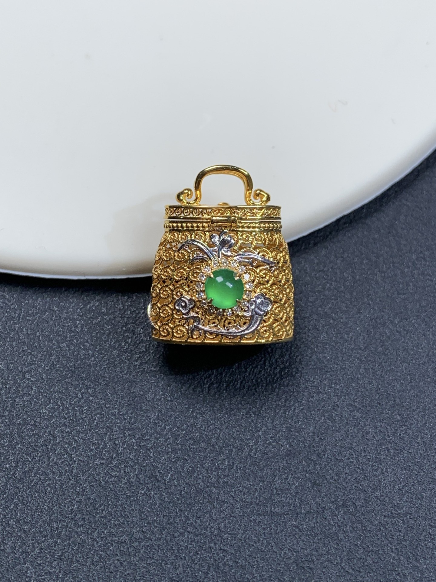 ️18k金镶嵌设计款包包吊坠（盖子可打开做香囊）18.6/15.5/15，裸石4/3