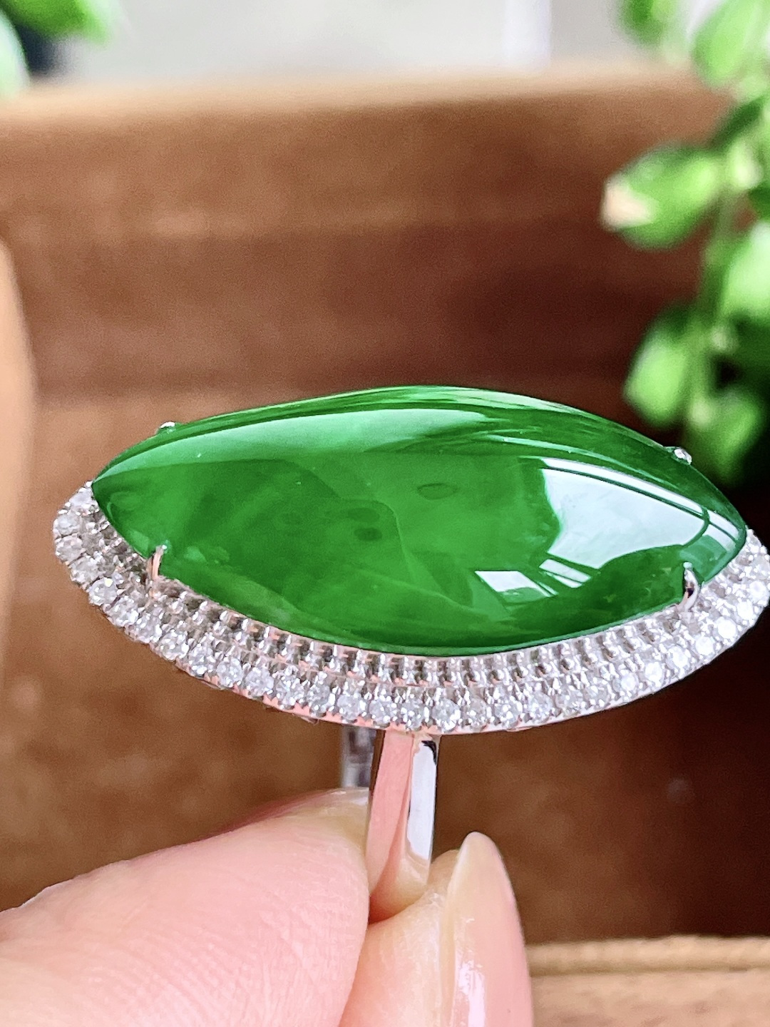 【镶嵌】冰辣绿马眼戒指，【说明】 18k金镶嵌 无裂 性比高，【整体】28-15-11，【裸石】24.5-12.3-6.4，【圈口】14.5号，【重量】6克