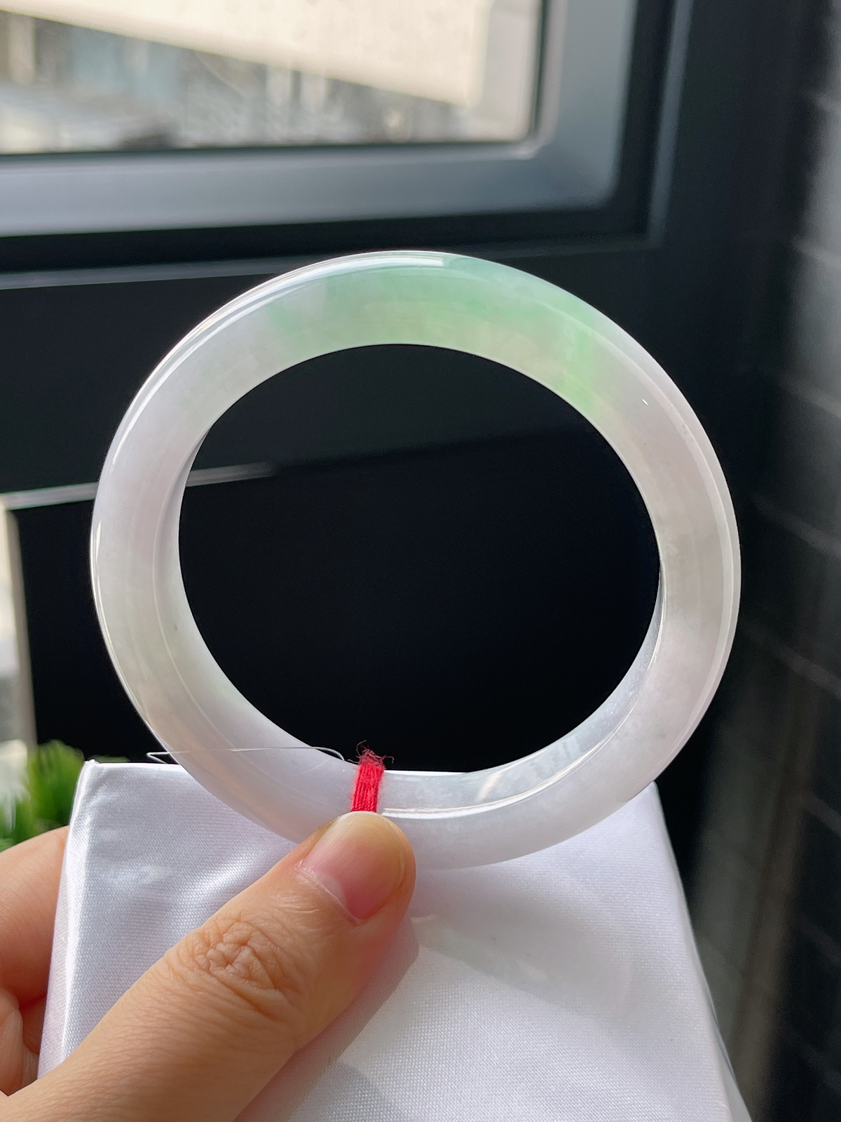 正圈55.8圈口，翡翠冰糯种淡绿色手镯