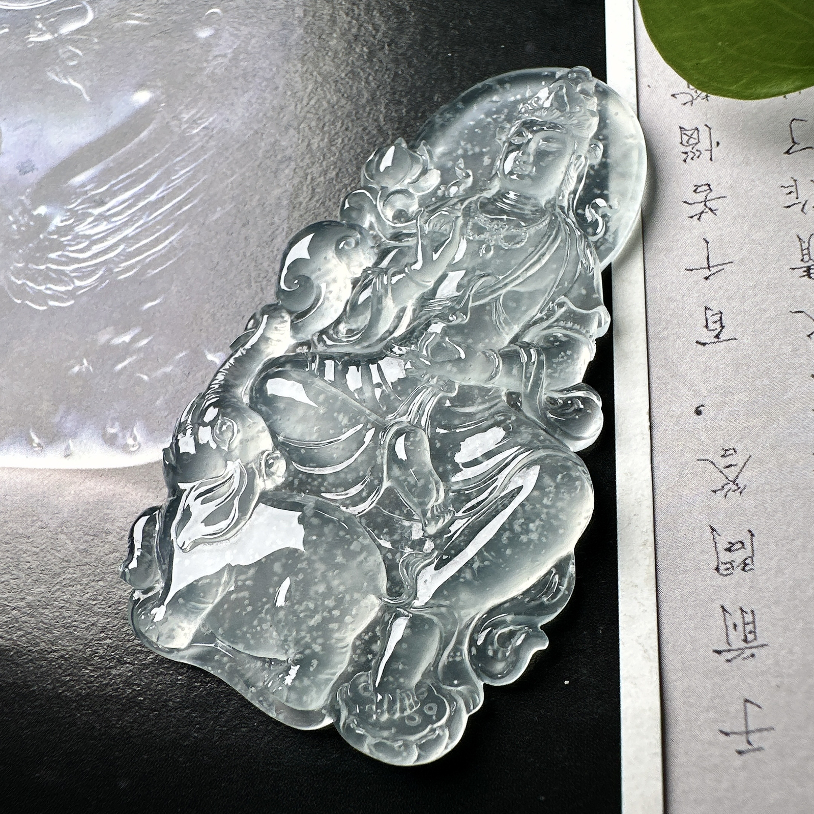 【玻璃种雪花棉普贤菩萨】木那老坑料，种老质地细腻，冰润纯净，光感好。雕工精美，是生肖龙、蛇的守护神