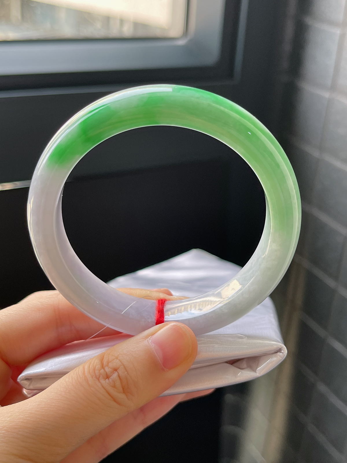 正圈57圈口，翡翠糯化种飘绿手镯