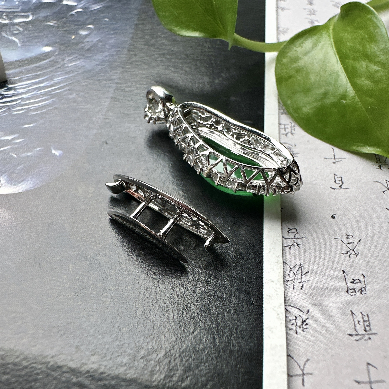 【冰种满绿随形吊坠】木那绿随形叶，种水上乘，晶莹剔透，纯净通透，18k金钻精美镶嵌，裸石尺寸18.3*9.8*3.5毫米