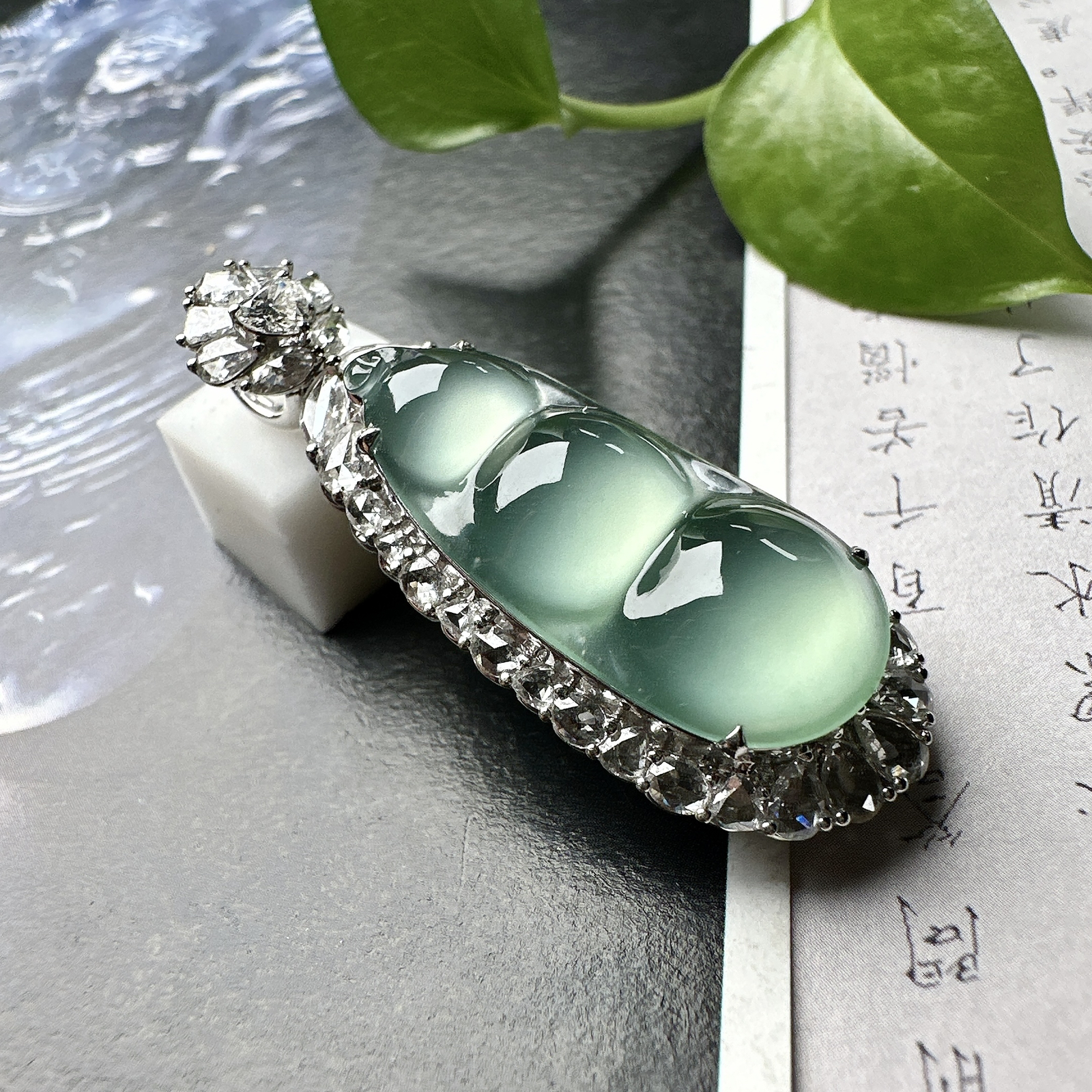 【冰种晴绿福豆吊坠】种地上乘，冰感十足，通透起光，饱满圆润，收藏品质，18k金钻镶嵌，裸石尺寸26.2*12*4.2毫米