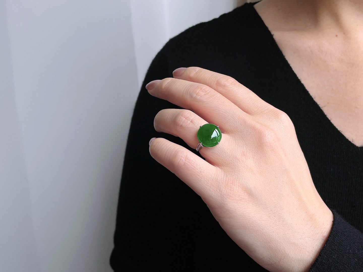 冰辣绿蛋面鸽子蛋戒指，18k金镶嵌，无裂，性比高，13.9/13.9/4，13.5号，3.2克
