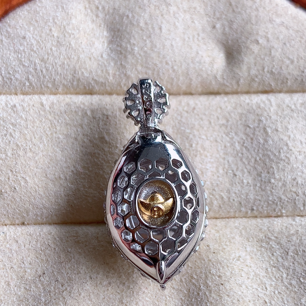 冰润飘绿蛋面翡翠吊坠，925银饰镶嵌  质地细腻，清秀高雅，饱满圆润  款式大方经典，颜色鲜艳，沁人心脾，高质量精品   W815.27  整体尺寸：27.5-13.5-11.8mm   裸石尺寸：10-8mm