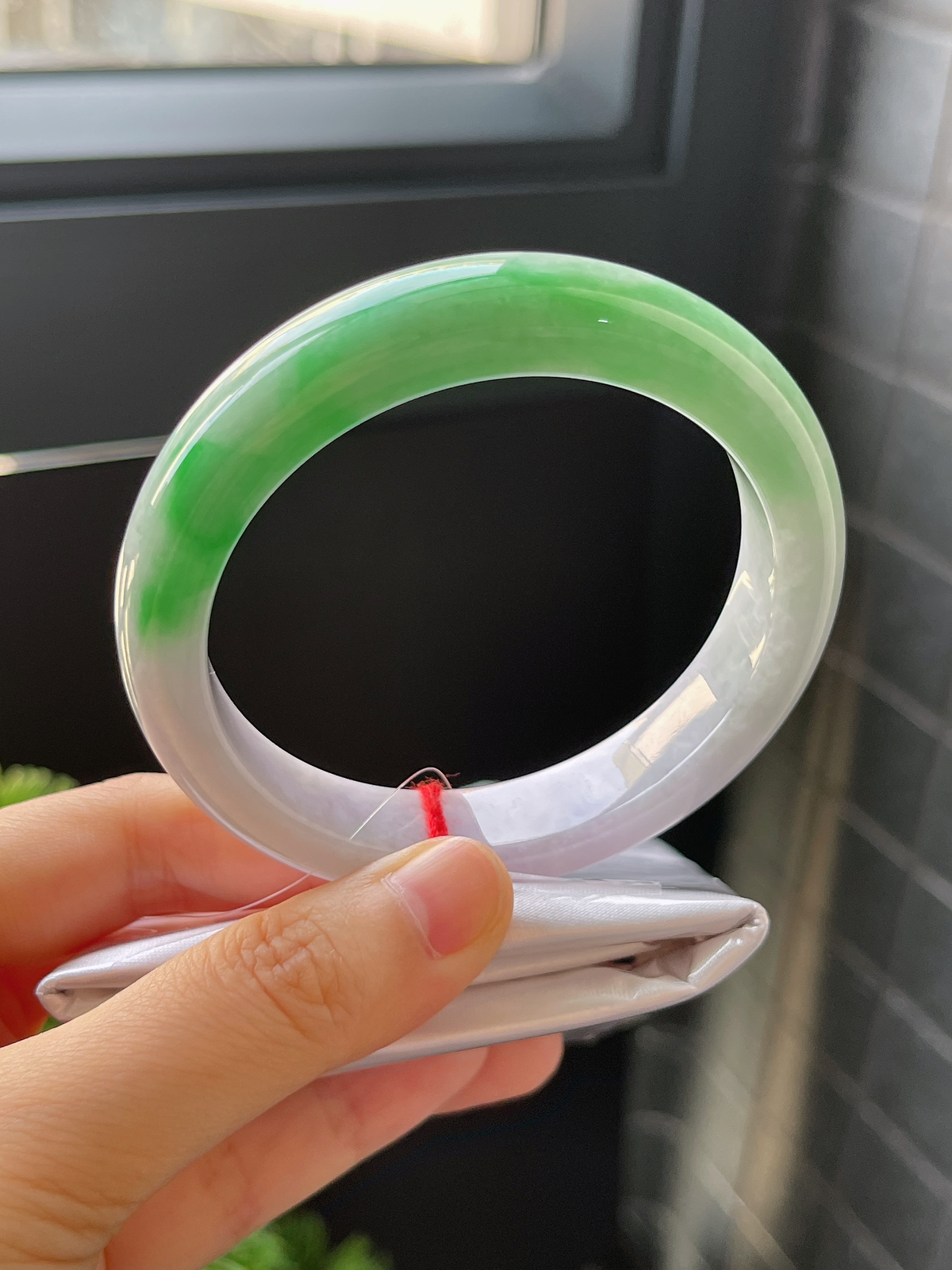 正圈57圈口，翡翠糯化种飘绿手镯