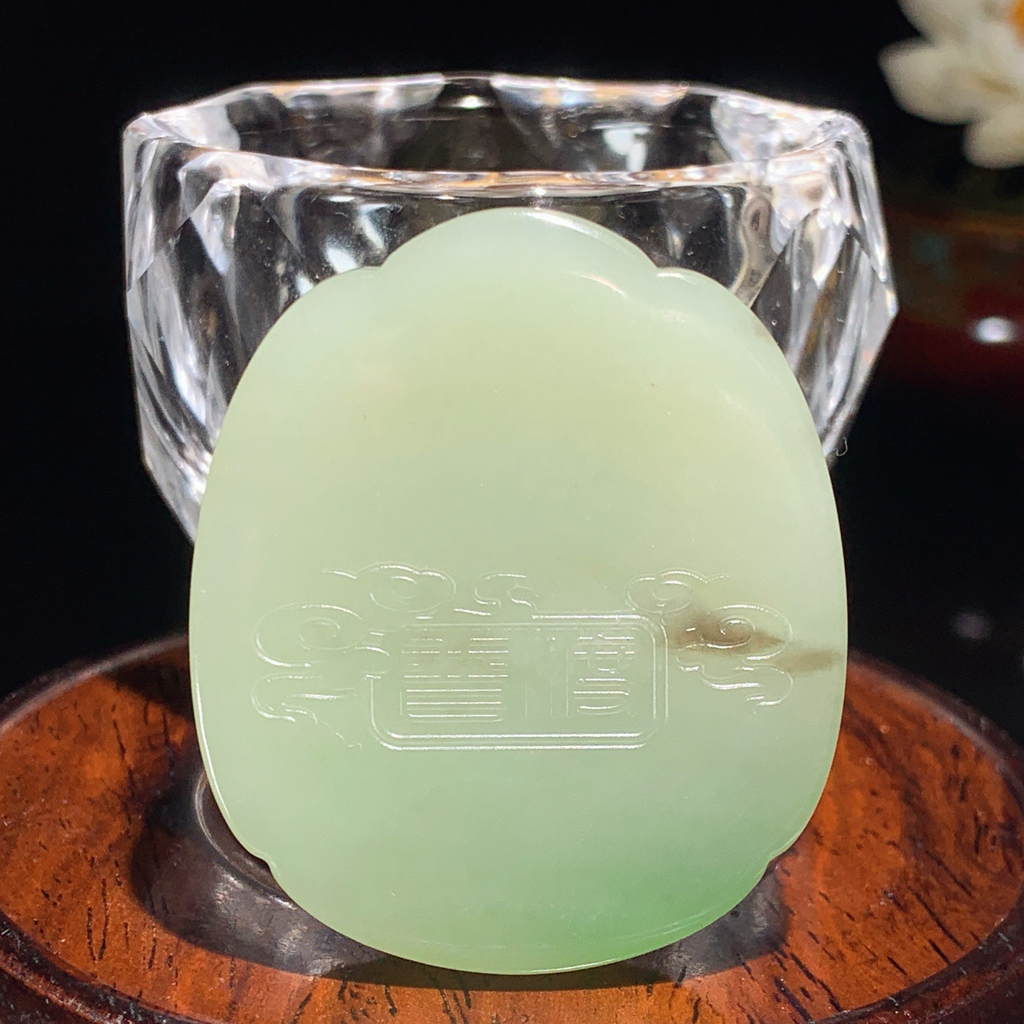 和田玉白玉青海翠翠青普贤菩萨牌子挂件。尺寸50/43/12.5重47克 无裂无杂 玉质细腻油润 底色纯净 脂粉好，品质好。lt251025