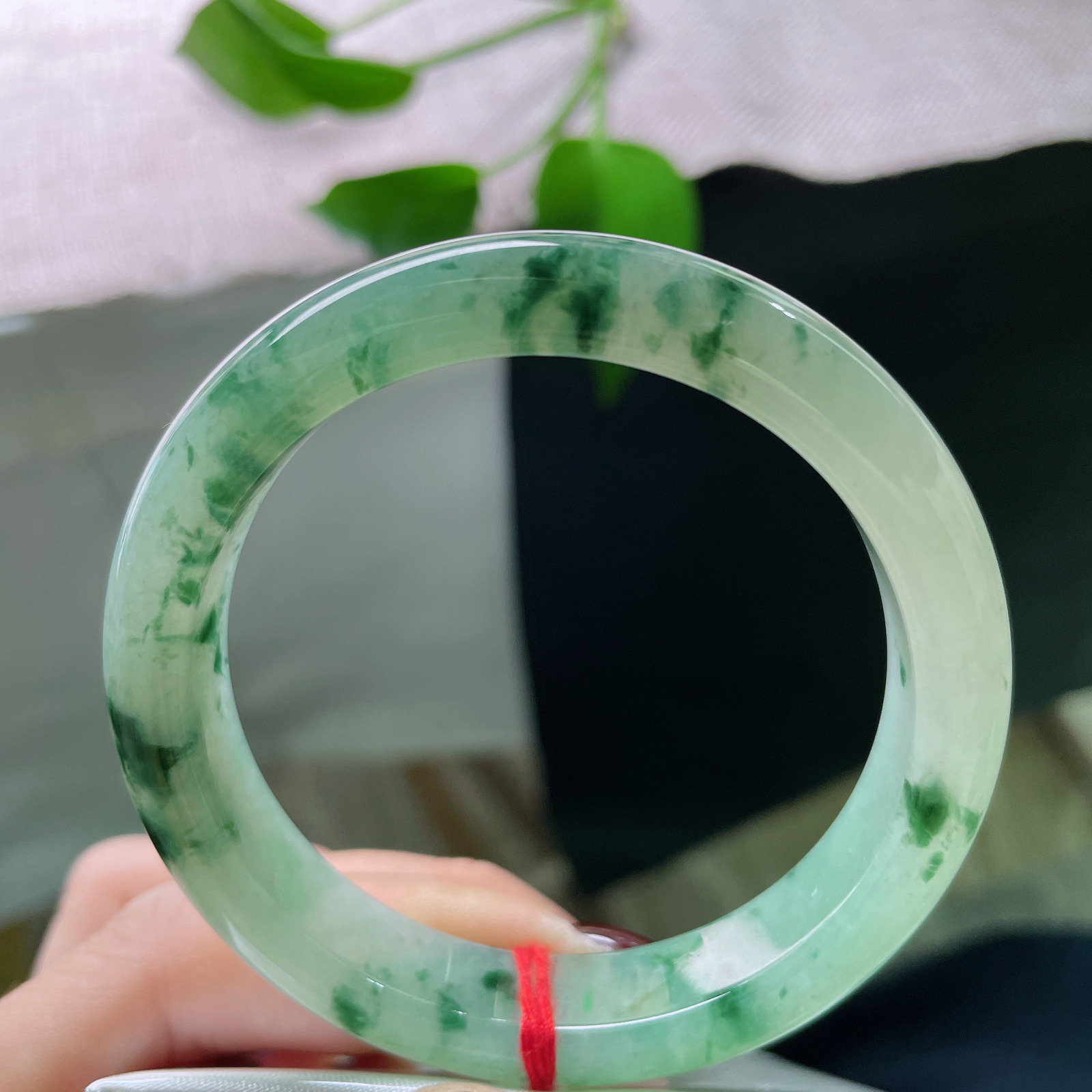 54.8/12/8.2，飘花正圈，花色分布疏密有致，如晴空薄雾，衬花如游鱼。一点皮纹，ss50031a..