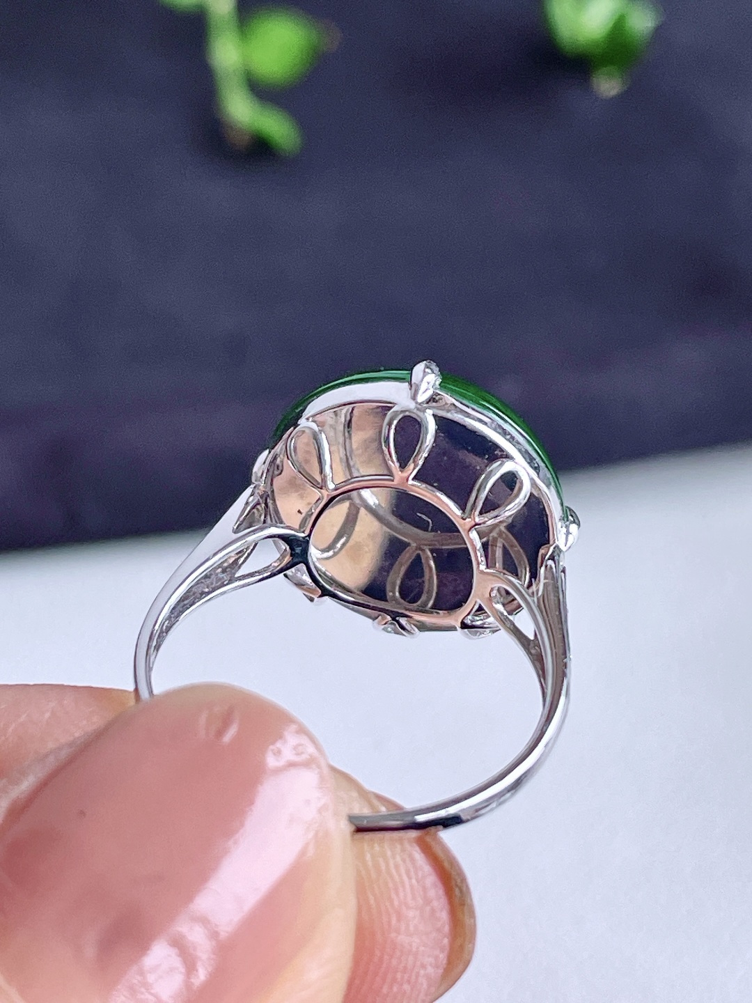 冰辣绿蛋面鸽子蛋戒指，18k金镶嵌，无裂，性比高，13.9/13.9/4，13.5号，3.2克