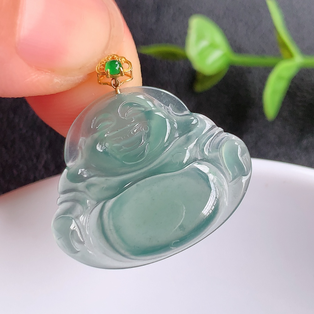 18k金扣蓝冰佛公挂件 玉质细腻  精雕弥勒佛，笑佛福耳垂肩，面相喜庆，开怀大笑，憨态可掬。惟妙惟肖，寓意福禄双全，吉祥美满，笑口常开 W03.27  尺寸：21-25.5-3.3mm