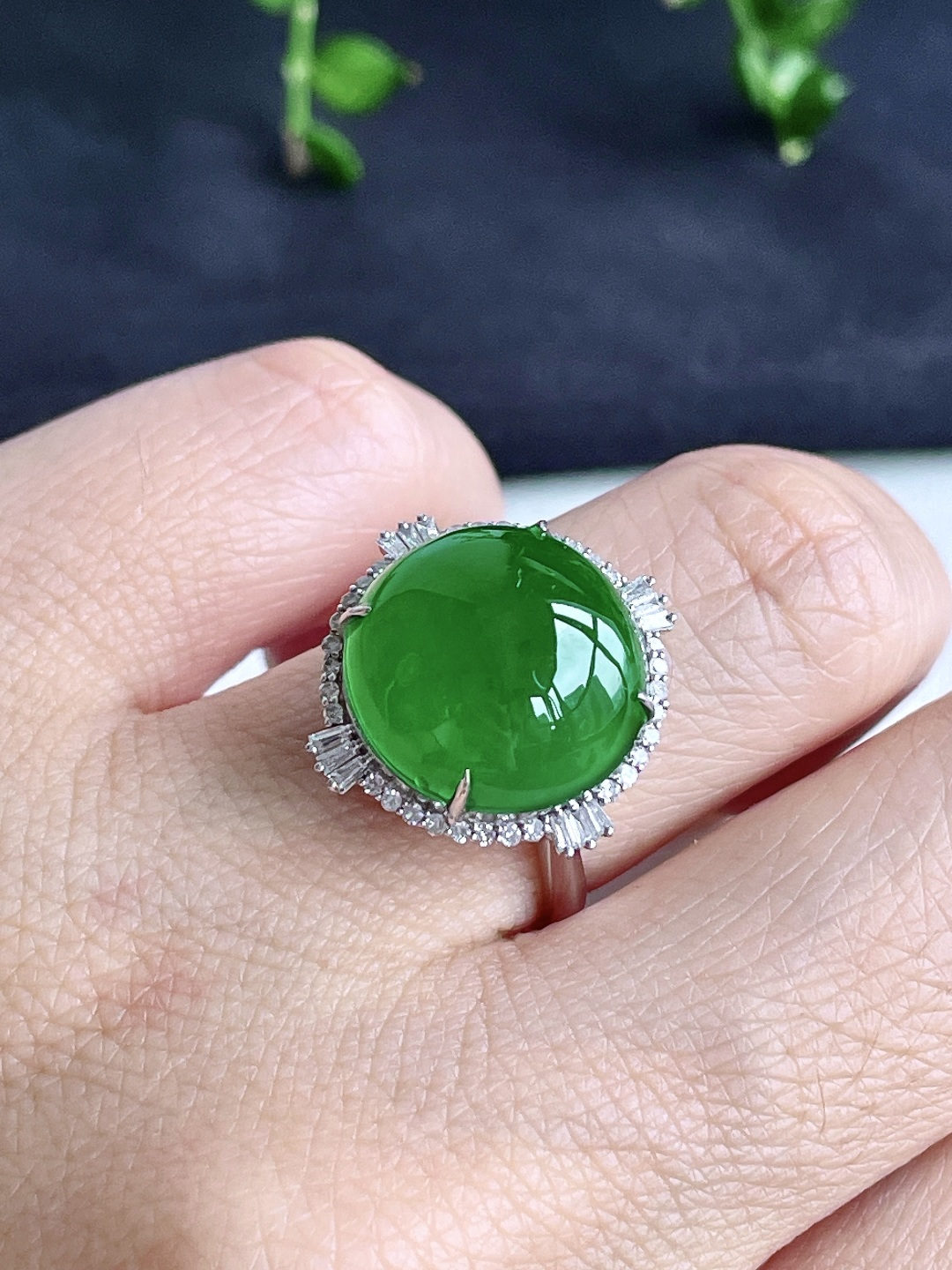 冰辣绿蛋面鸽子蛋戒指，18k金镶嵌，无裂，性比高19.5/19/10，裸石14.7/14.5/5，圈