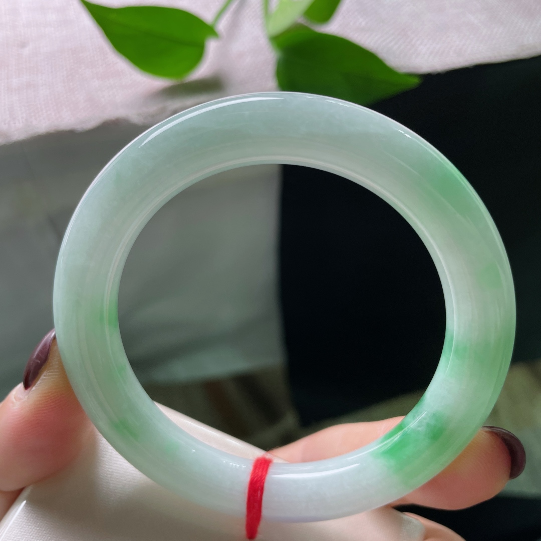 56.8/10.3，飘绿圆条，灵韵十足，腕间藏了一方会呼吸的翠色，有棉线，ss51849a