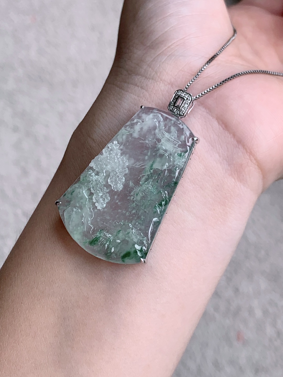 葡萄冰飘花山水牌吊坠，缅甸料，18k金镶嵌，无裂，性比高，冰感足，47.6/27.5/6.7，9.1