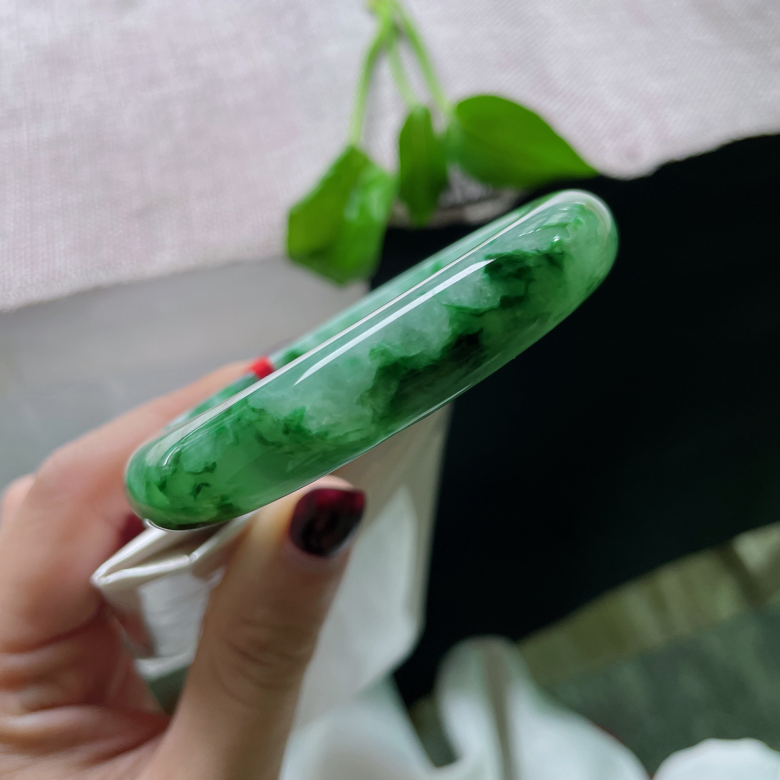 57.9/12.6/7.8绿底正圈，水润细腻，郁郁葱葱，翠色满圈，贵气，一点皮纹，ss51395a..