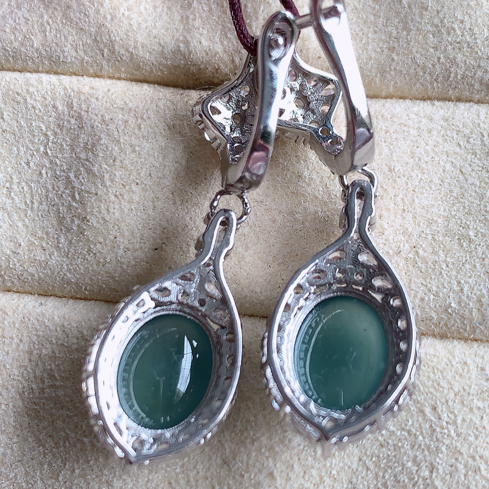 冰晴水翡翠925银镶嵌蛋面耳坠，自然光实拍，翠色灵动，颜色漂亮，种老水足，品相佳，佩戴佳品！W815.27 取一整体尺寸：33-11.2-7.2mm  裸石尺寸：10-8mm