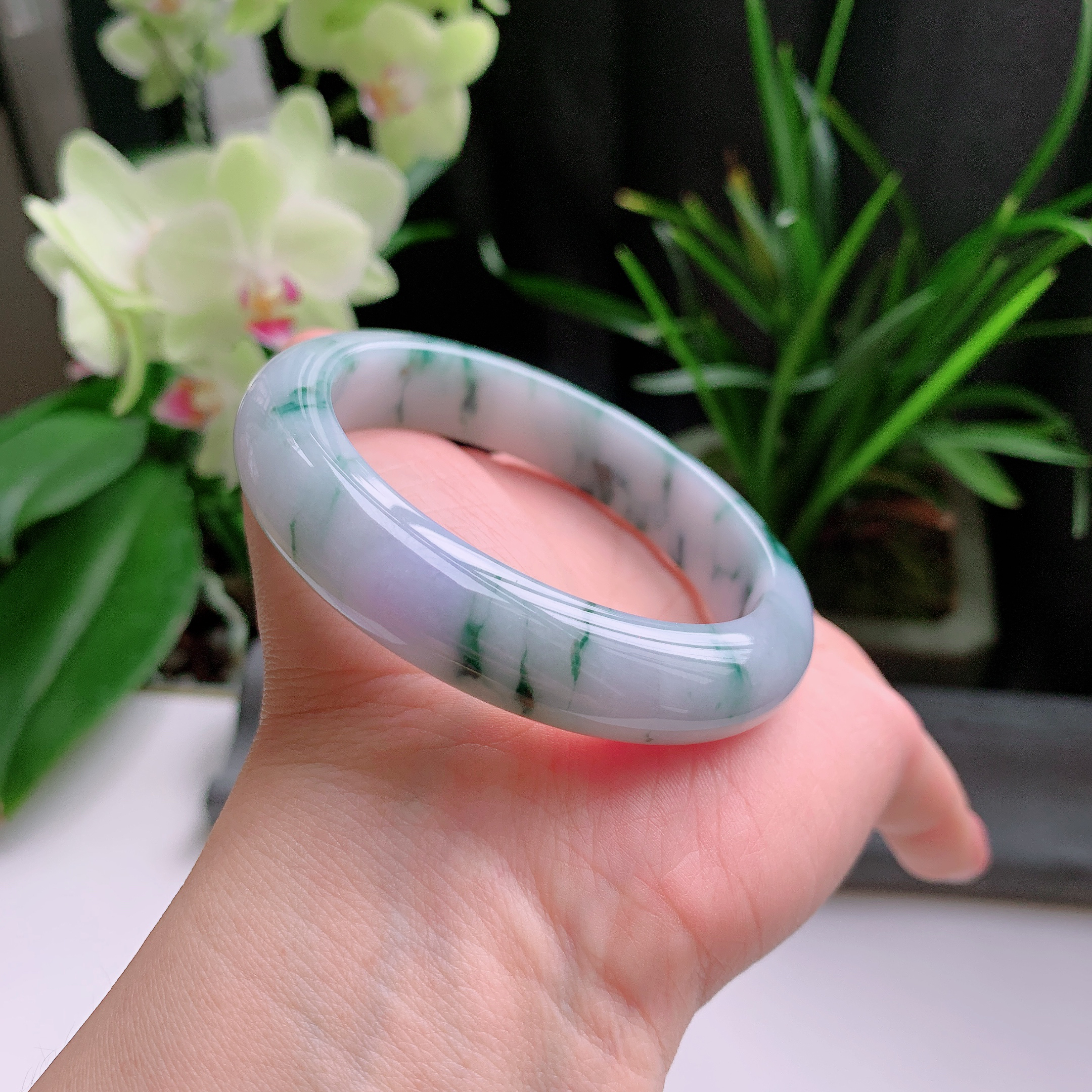 正圈56圈口，天然A货翡翠冰糯种水润淡紫飘绿玉手镯，水润秀丽，飘花灵动，种水十足，视觉甜美可人，恰