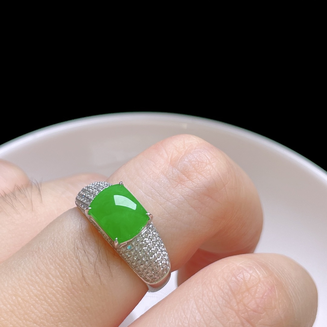 ️ 满色阳绿马鞍戒指，色阳色浓，种老水润，18k金镶嵌，裸石：8.4/6.5/2.2，圈口：14#