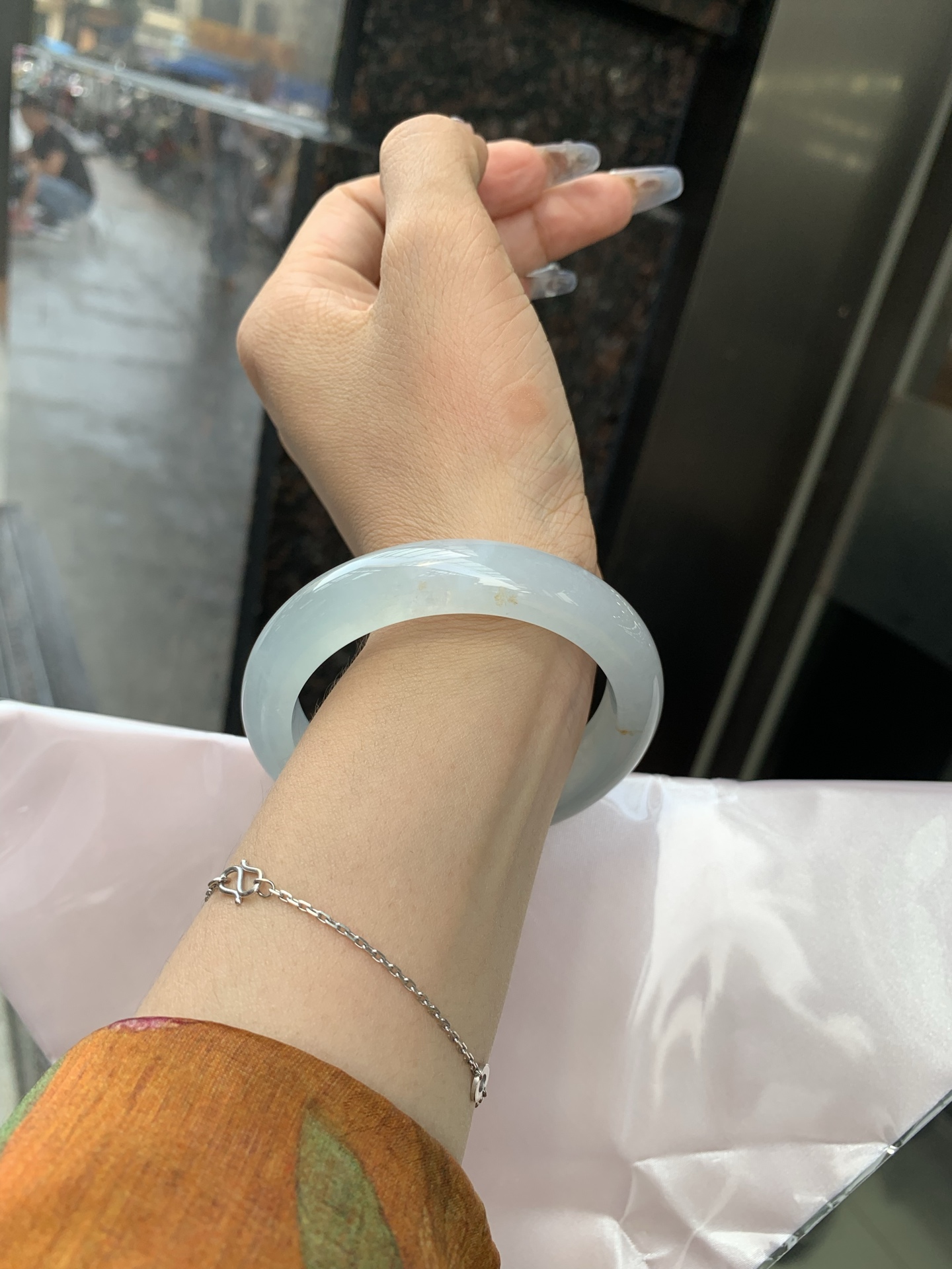 冰飘绿洒金正圈，54.3-8.4-12.1，0428-N560，打灯纹，不扣，玉质冰润细腻，清爽的底子飘一丝阳绿花，鲜活而灵动，犹如新冒的嫩芽，艳丽惹人