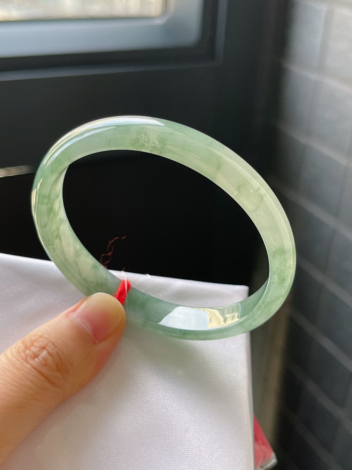 贵妃镯55.4圈口，翡翠冰糯种飘绿手镯