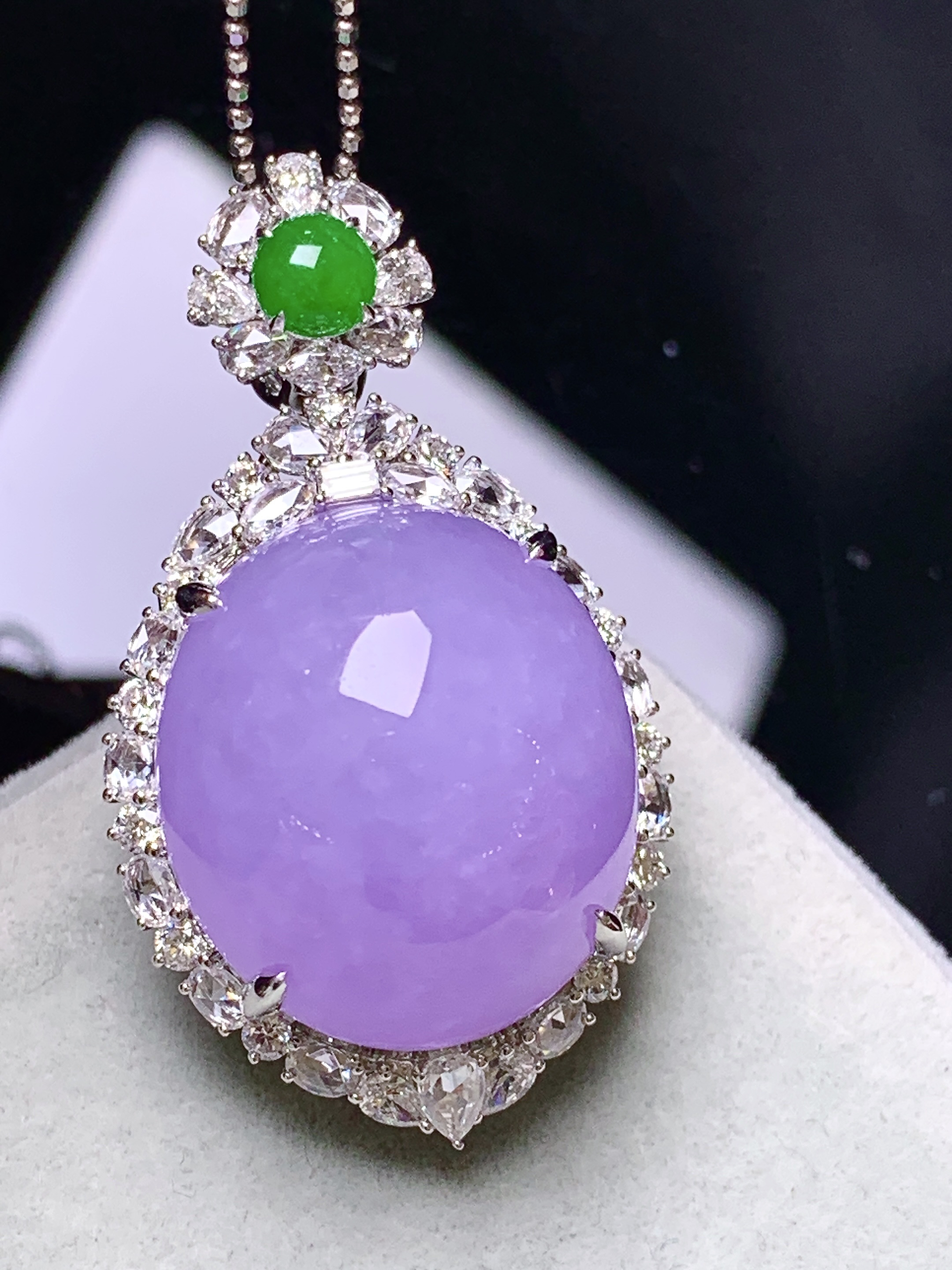 18k金钻镶嵌紫罗兰蛋面吊坠 玉质细腻 色泽艳丽清新 水润亮眼 整体尺寸37.2*21*17c4